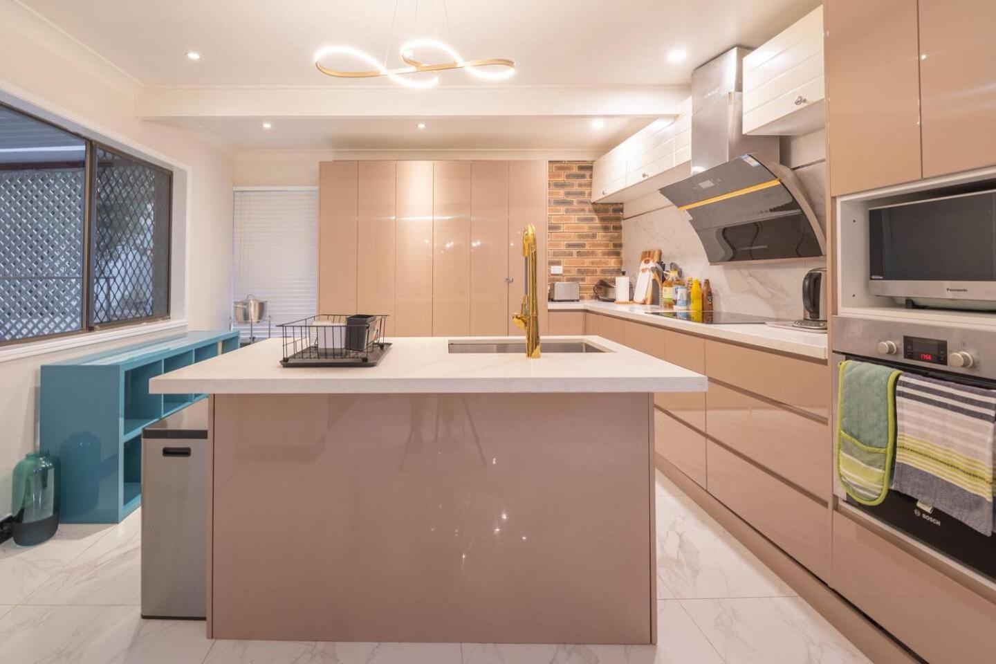 Luxury Living 2 Bedrooms 4 Beds 2B athrooms in Southern Brisbane+ Parking