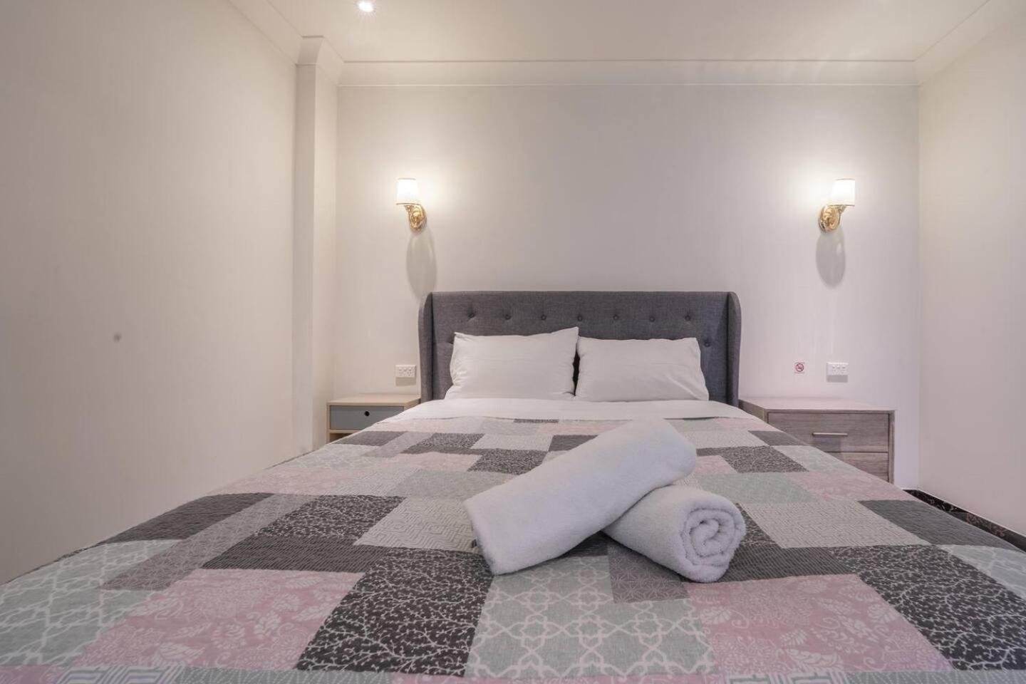Luxury Living 2 Bedrooms 4 Beds 2B athrooms in Southern Brisbane+ Parking