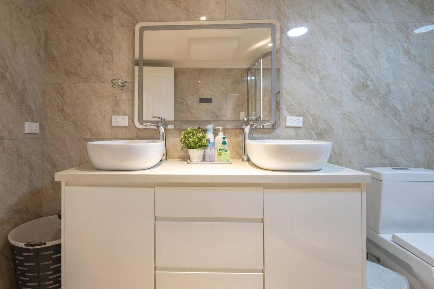 Luxury Living 2 Bedrooms 4 Beds 2B athrooms in Southern Brisbane+ Parking