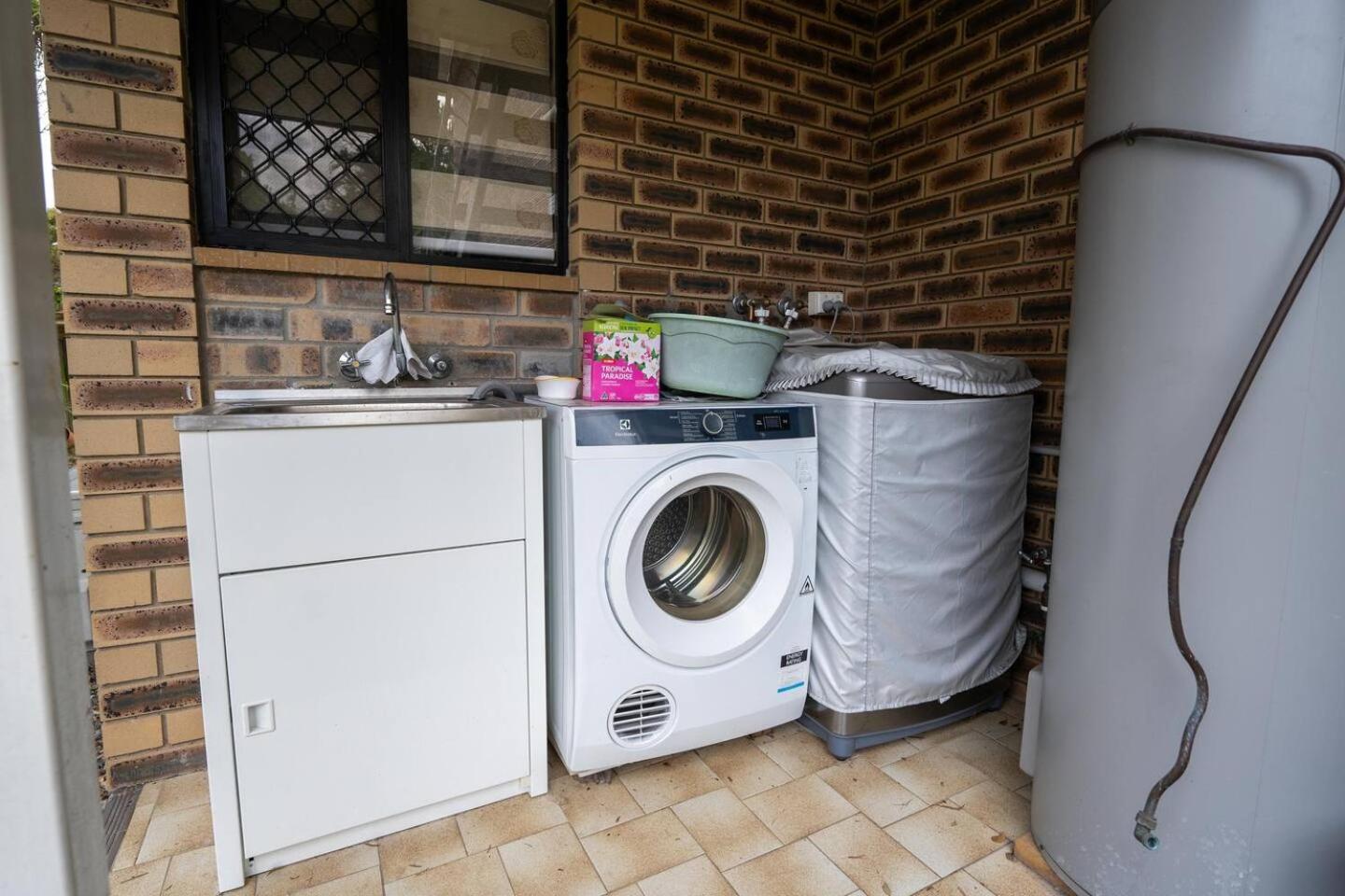 Luxury Living 2 Bedrooms 4 Beds 2B athrooms in Southern Brisbane+ Parking