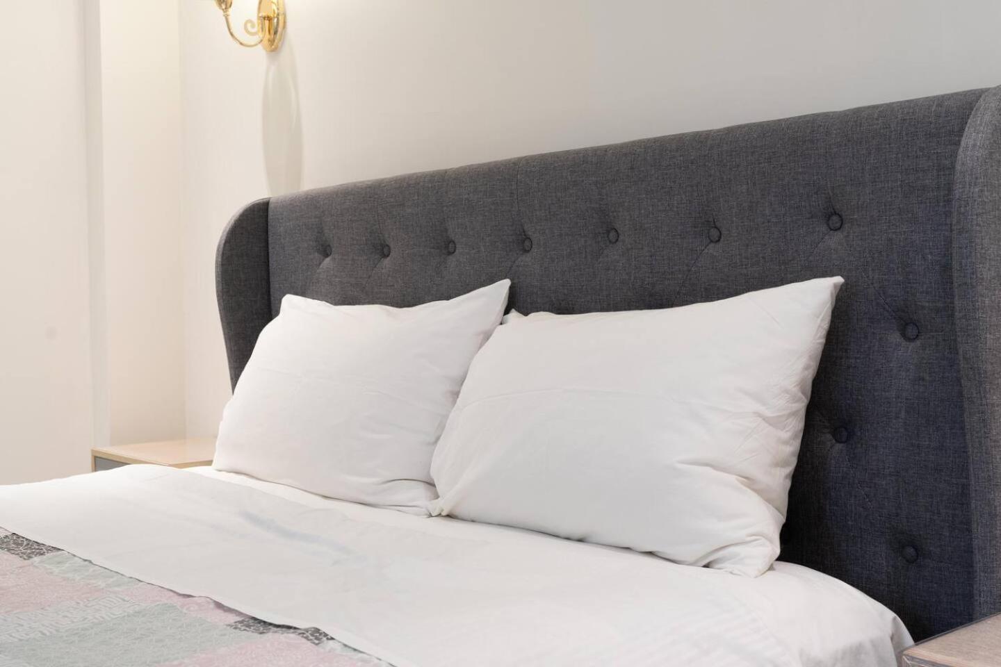 Luxury Living 2 Bedrooms 4 Beds 2B athrooms in Southern Brisbane+ Parking