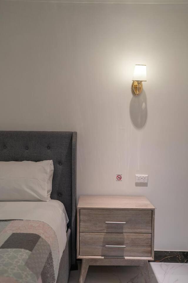 Luxury Living 2 Bedrooms 4 Beds 2B athrooms in Southern Brisbane+ Parking