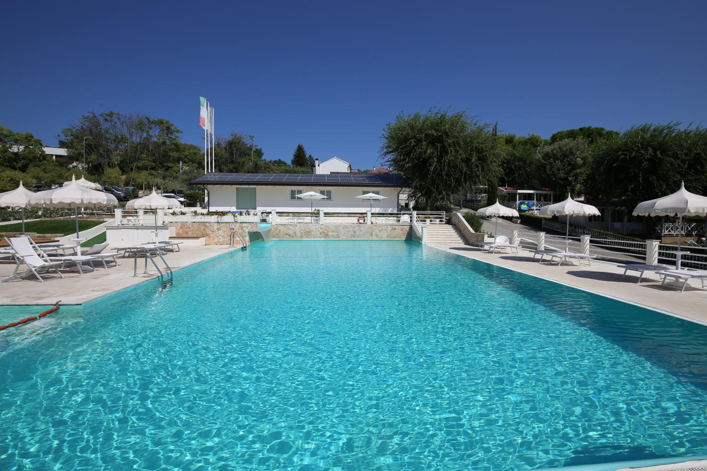 Green Garden Village con piscina, spiaggia riservata e parcheggio