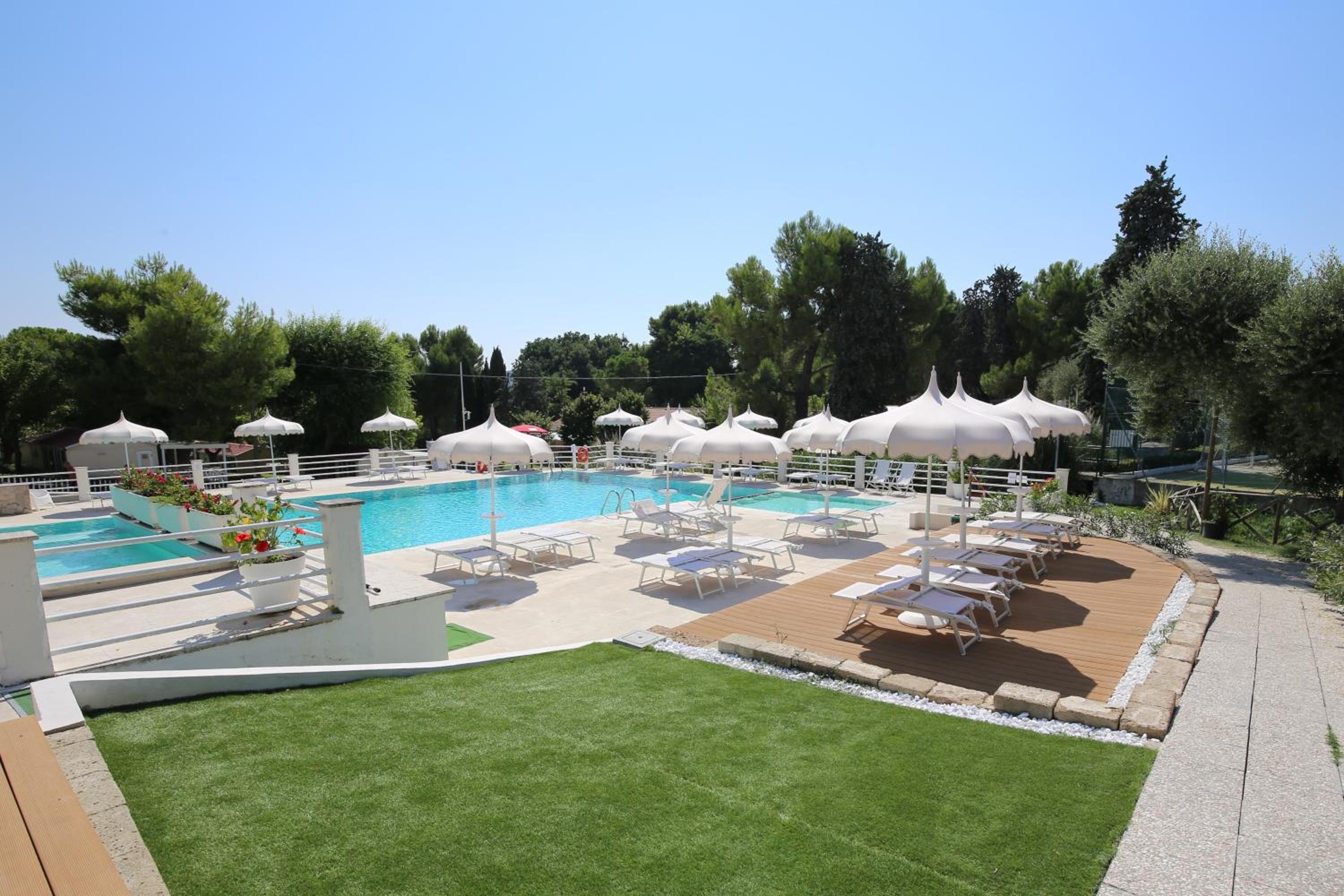 Green Garden Village con piscina, spiaggia riservata e parcheggio