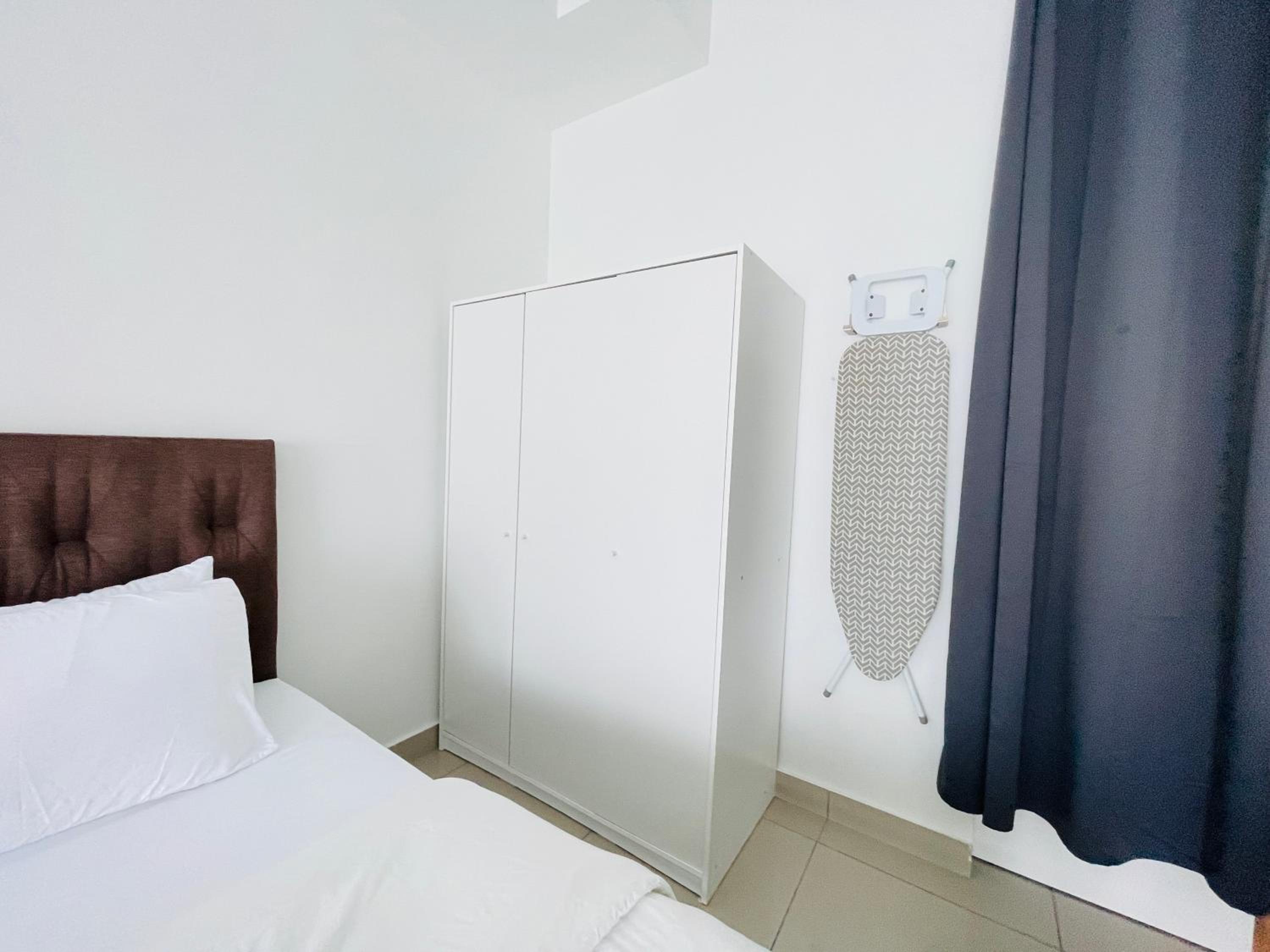 High Floor studio Austin Regency Mount Austin w Balcony 3 plus 1pax 5 mins AEON