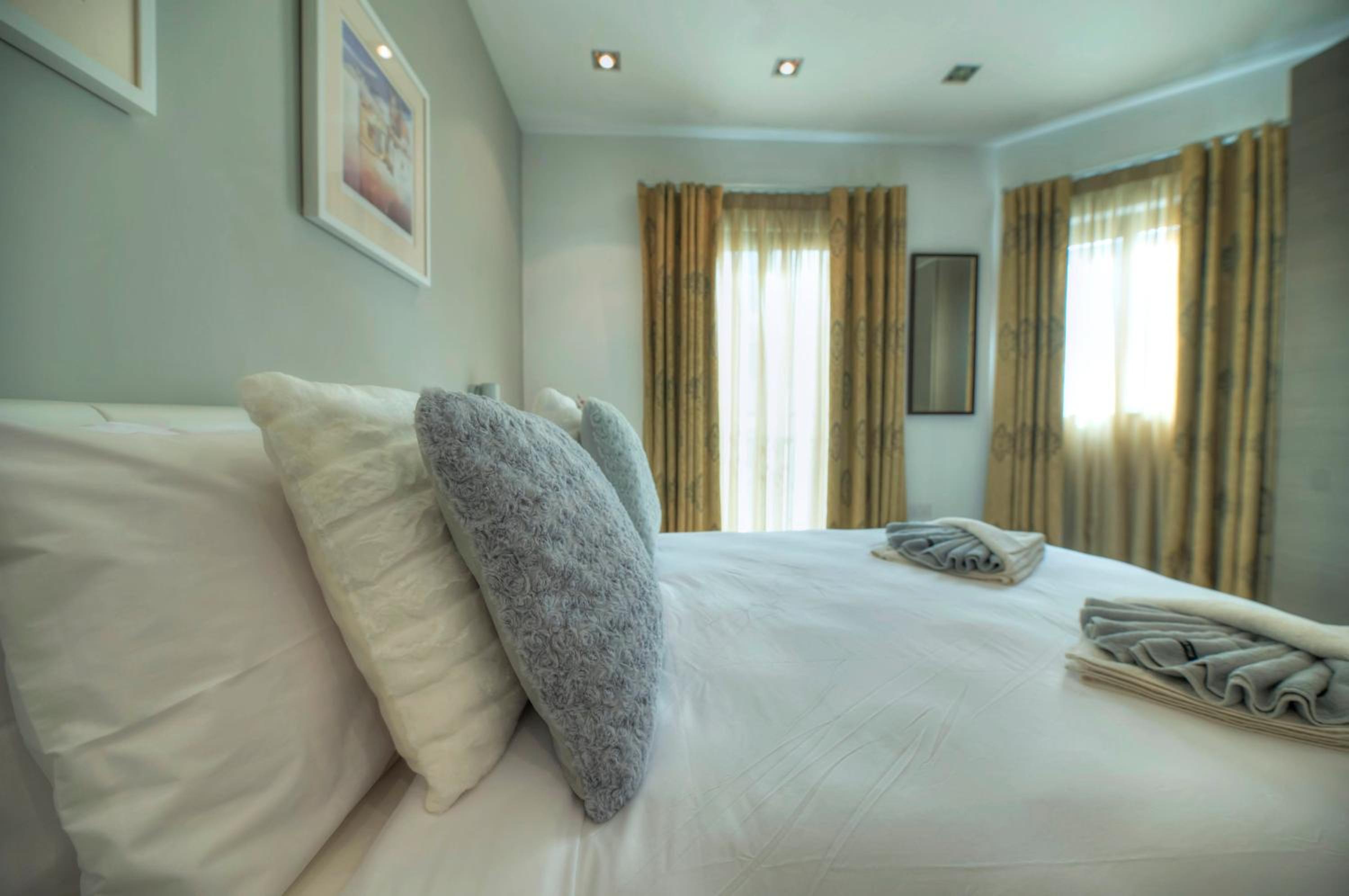 Spacious & inviting 3 bedroom flat, balcony WPAC1-1 photo 2