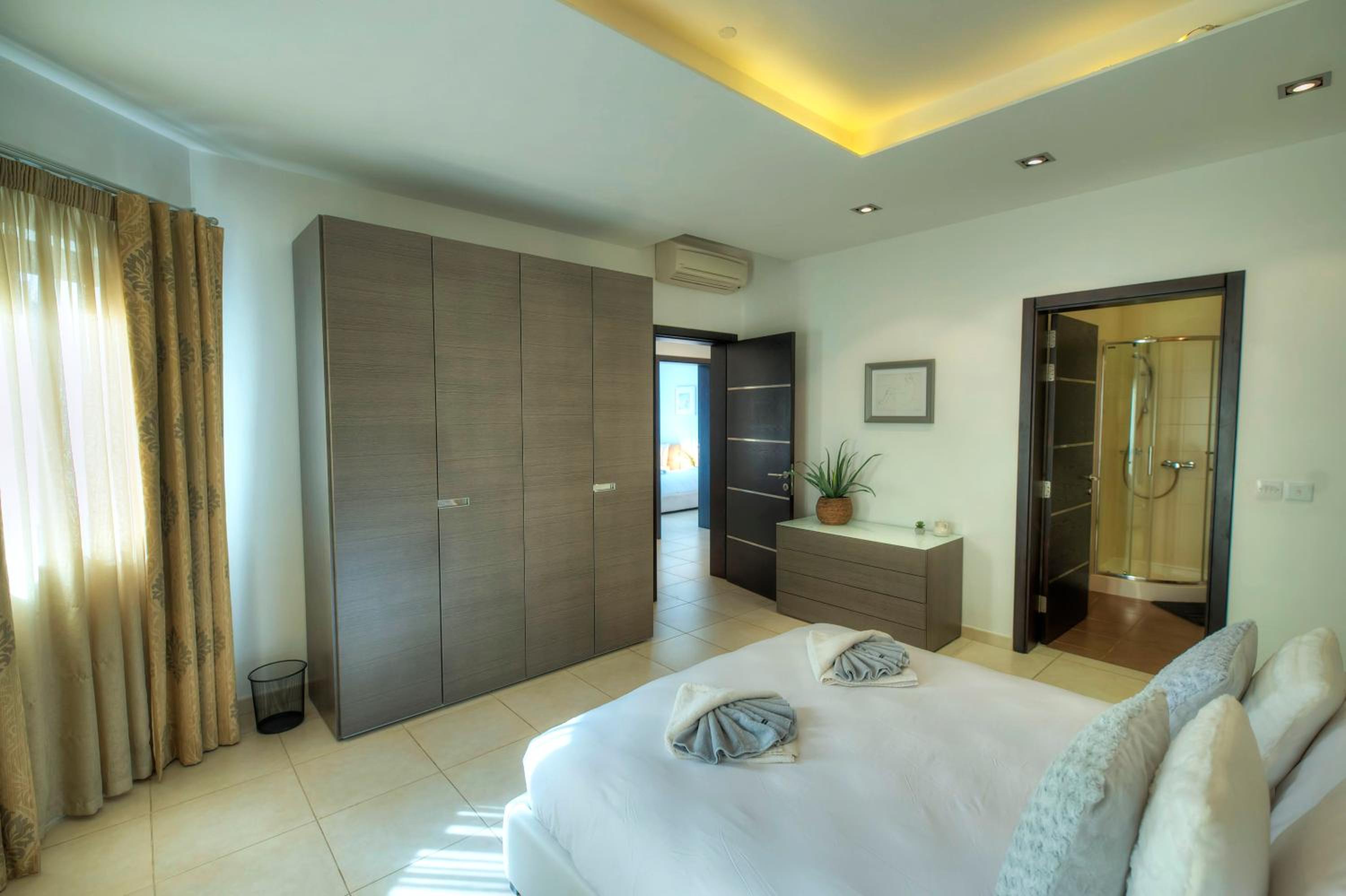 Spacious & inviting 3 bedroom flat, balcony WPAC1-1 photo 3