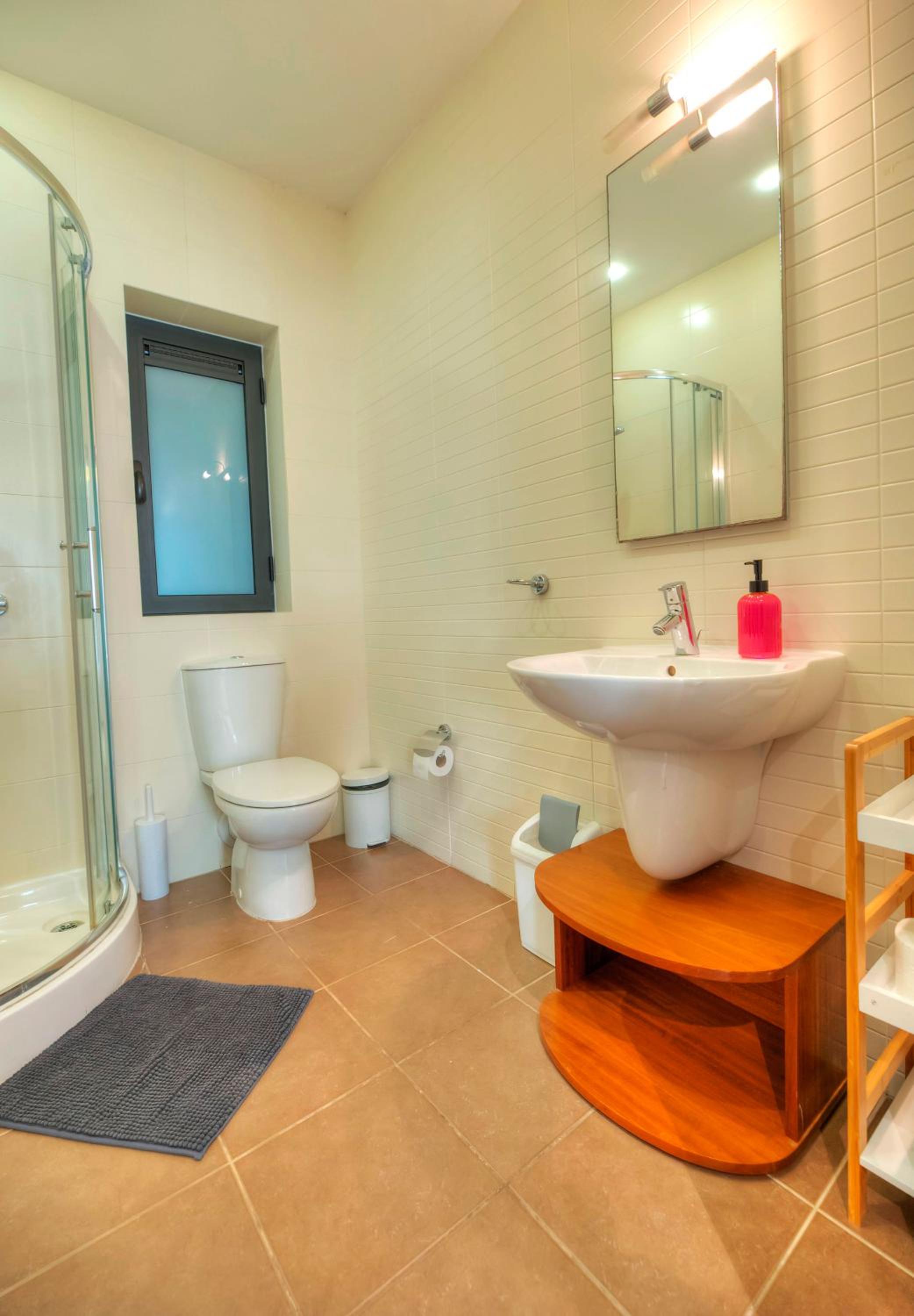Spacious & inviting 3 bedroom flat, balcony WPAC1-1 photo 2