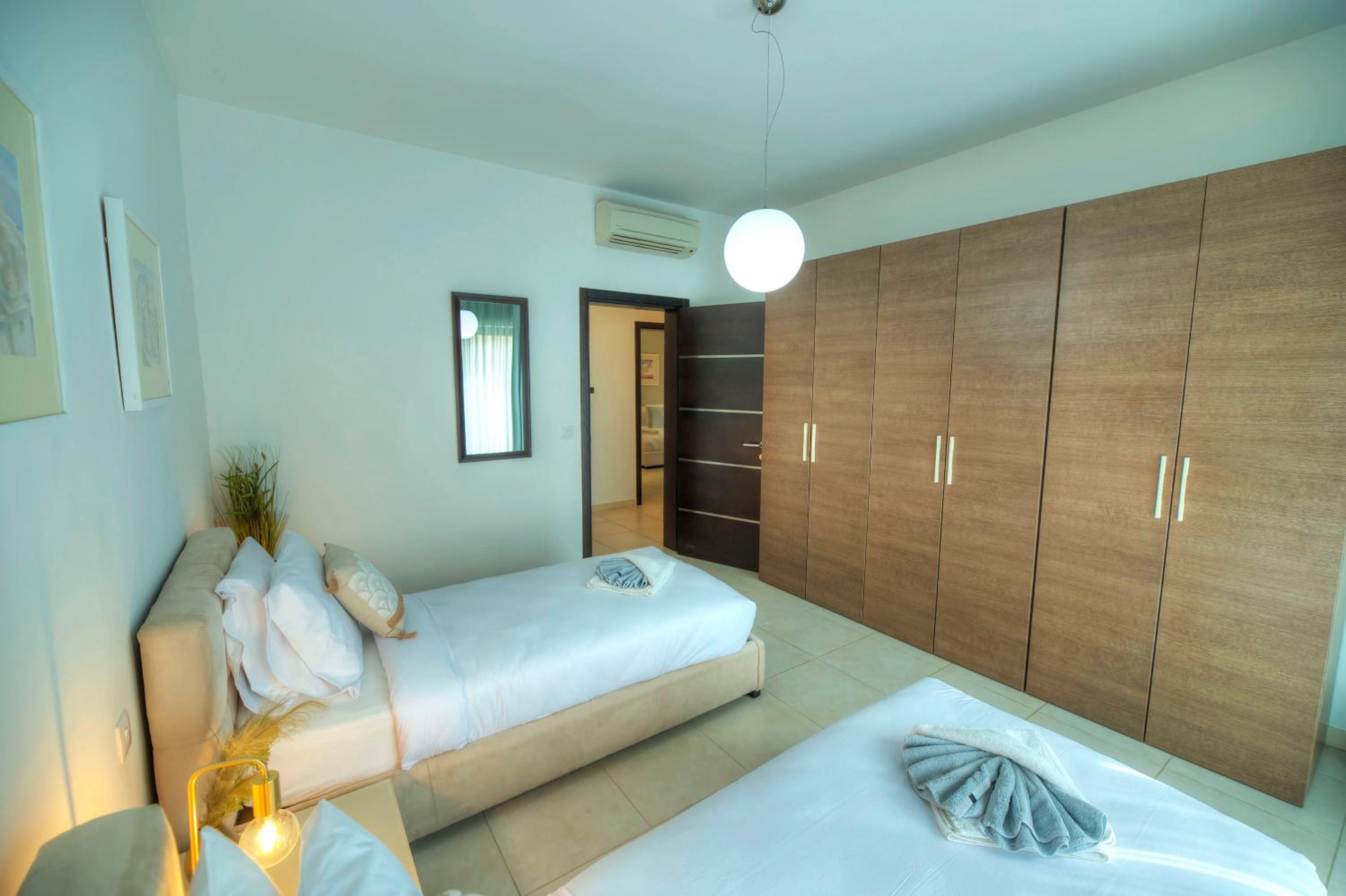 Spacious & inviting 3 bedroom flat, balcony WPAC1-1 photo 5