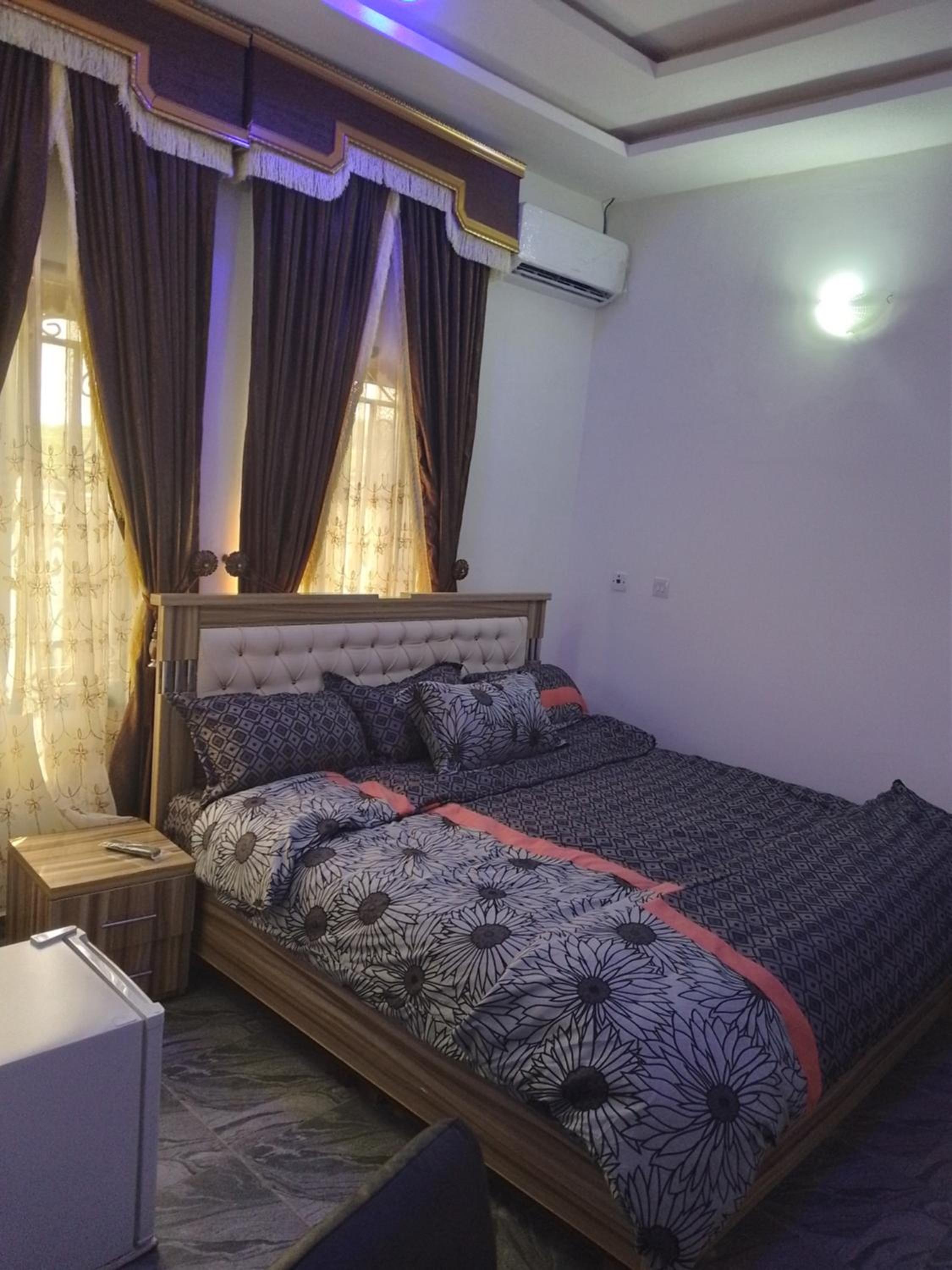 Select guest house Airport Road lugbe view 5