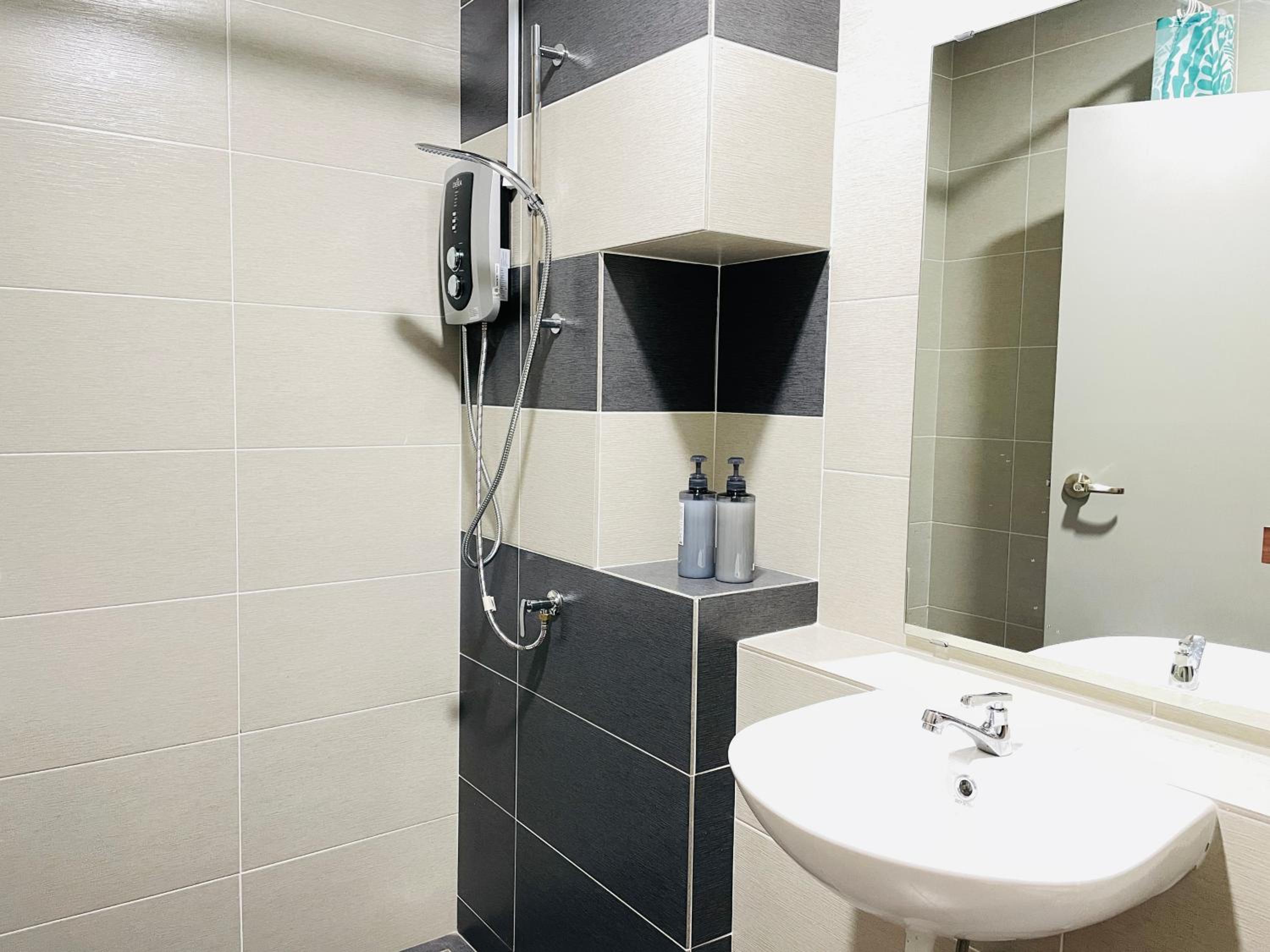 High Floor studio Austin Regency Mount Austin w Balcony 3 plus 1pax 5 mins AEON