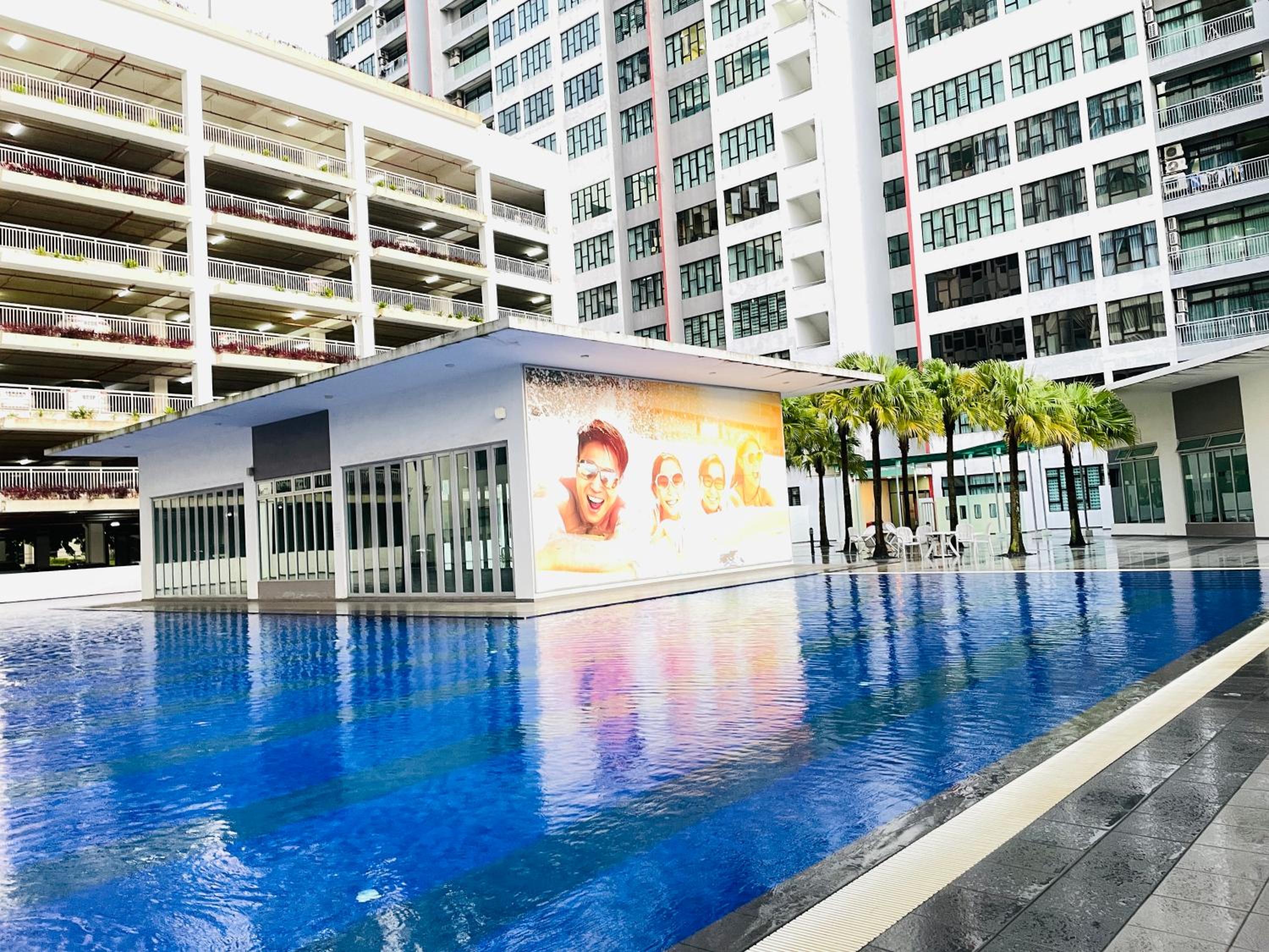 High Floor studio Austin Regency Mount Austin w Balcony 3 plus 1pax 5 mins AEON