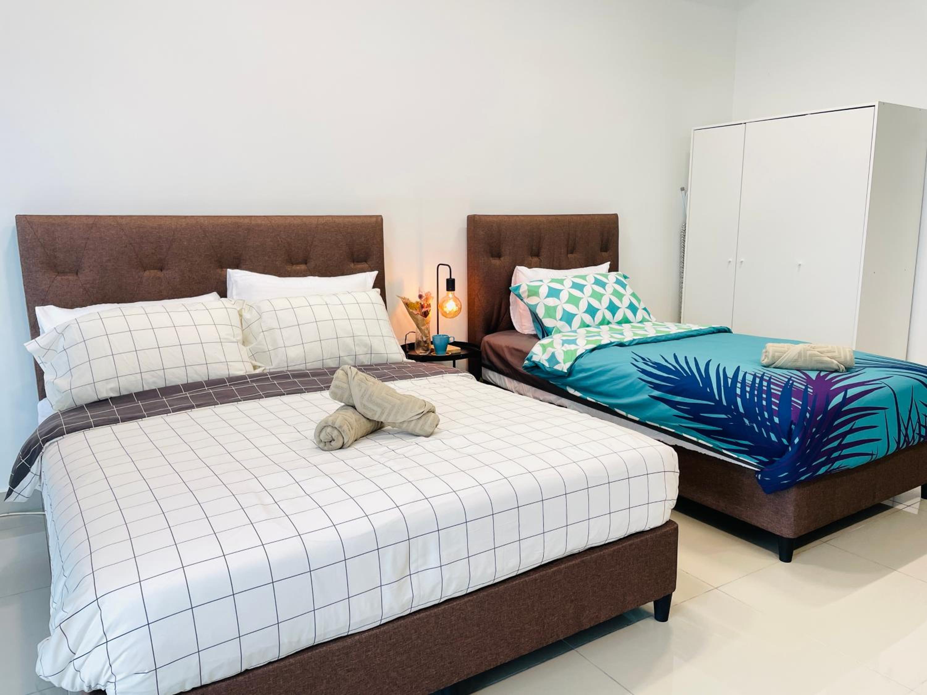 High Floor studio Austin Regency Mount Austin w Balcony 3 plus 1pax 5 mins AEON