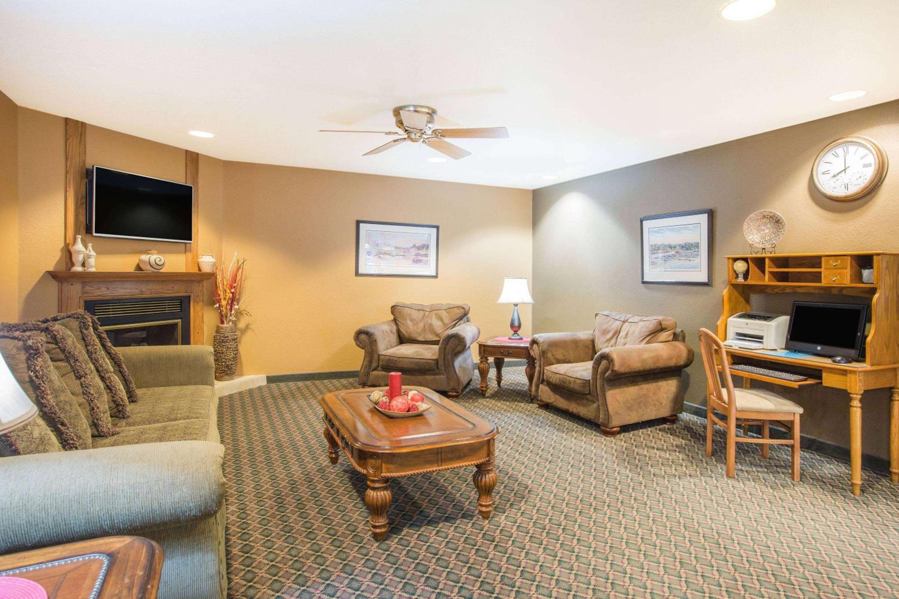 Ramada by Wyndham Spirit Lake/Okoboji view 4