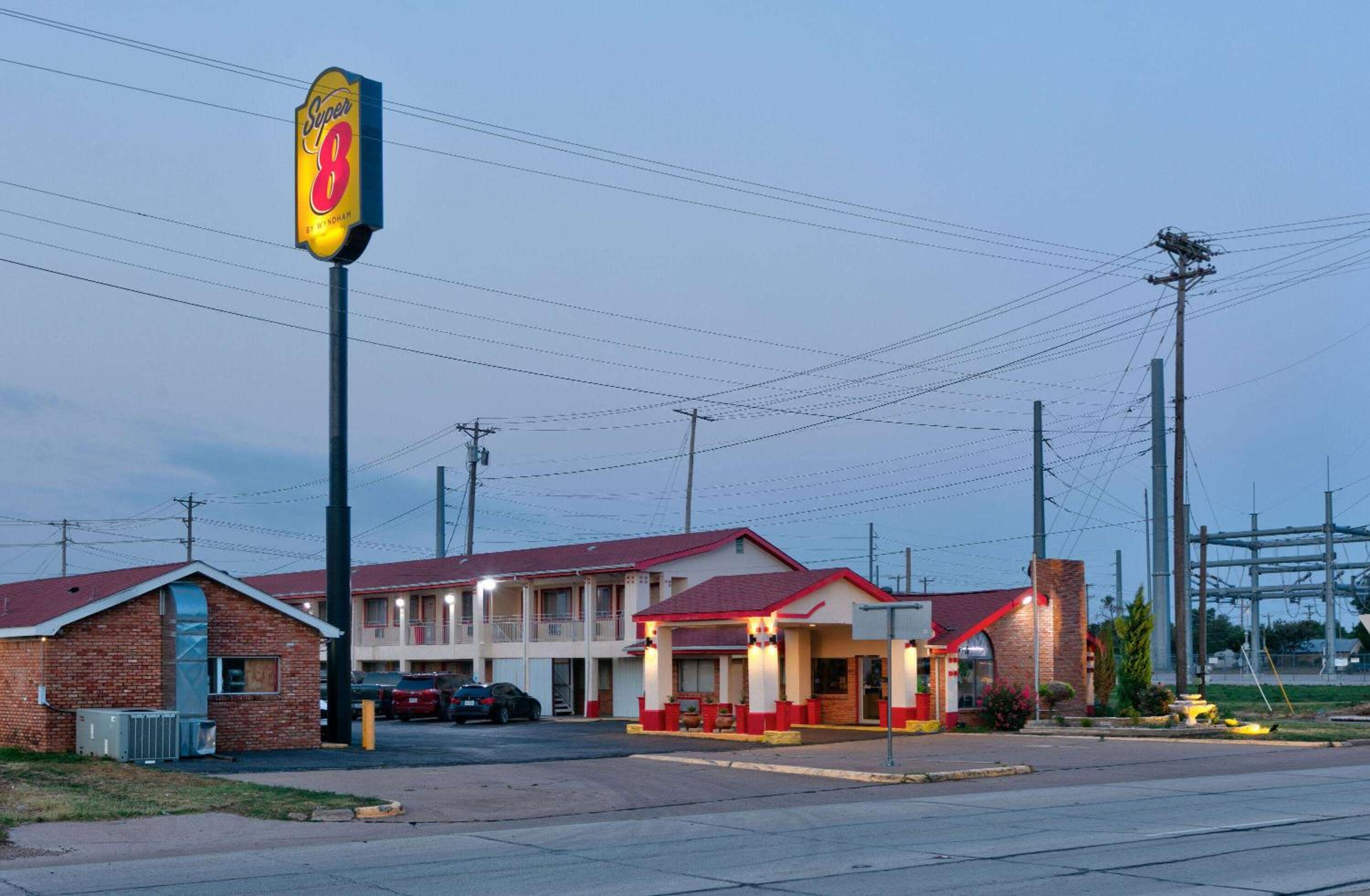 Super 8 by Wyndham Vernon view 3