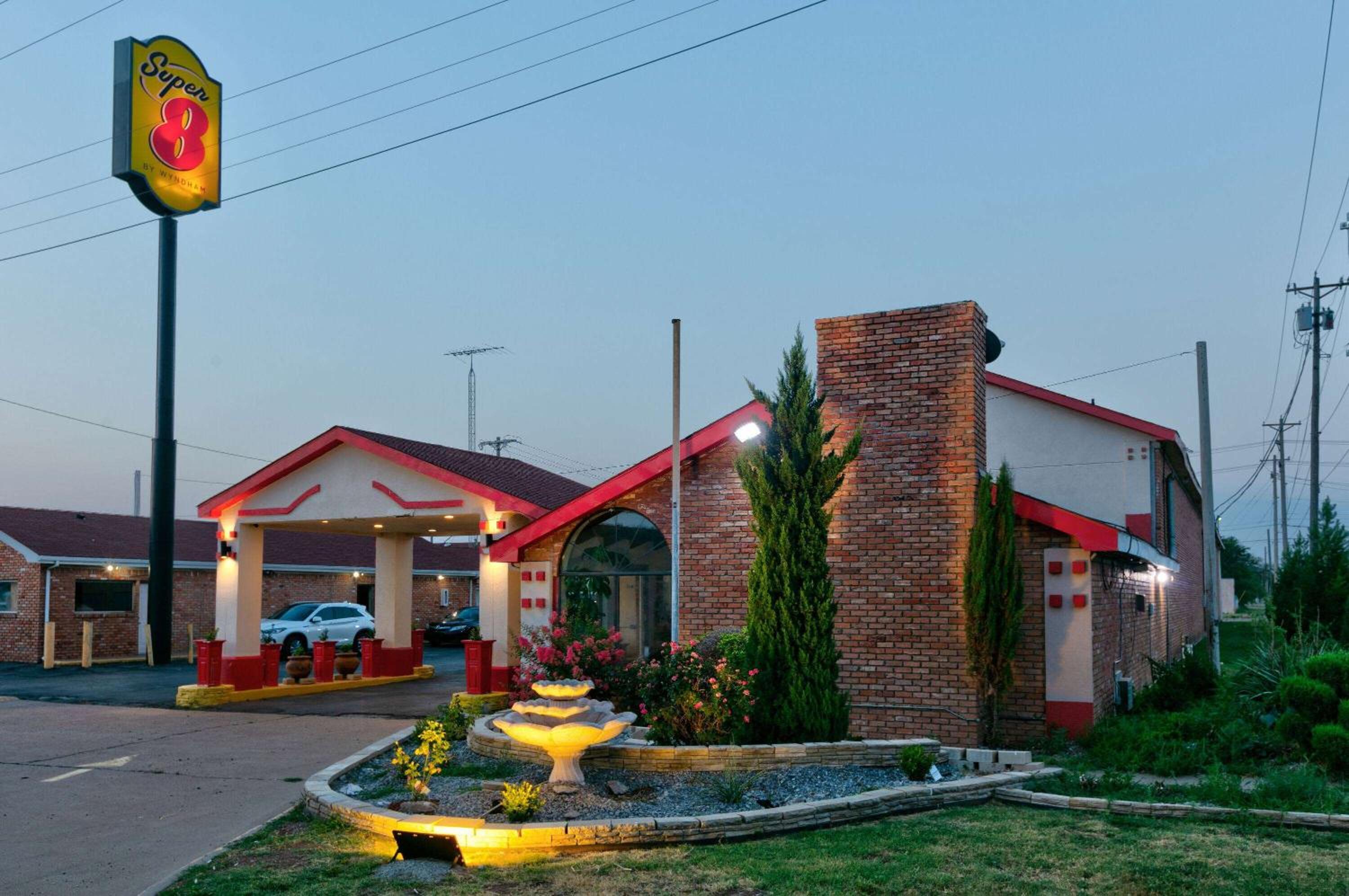 Super 8 by Wyndham Vernon view 4