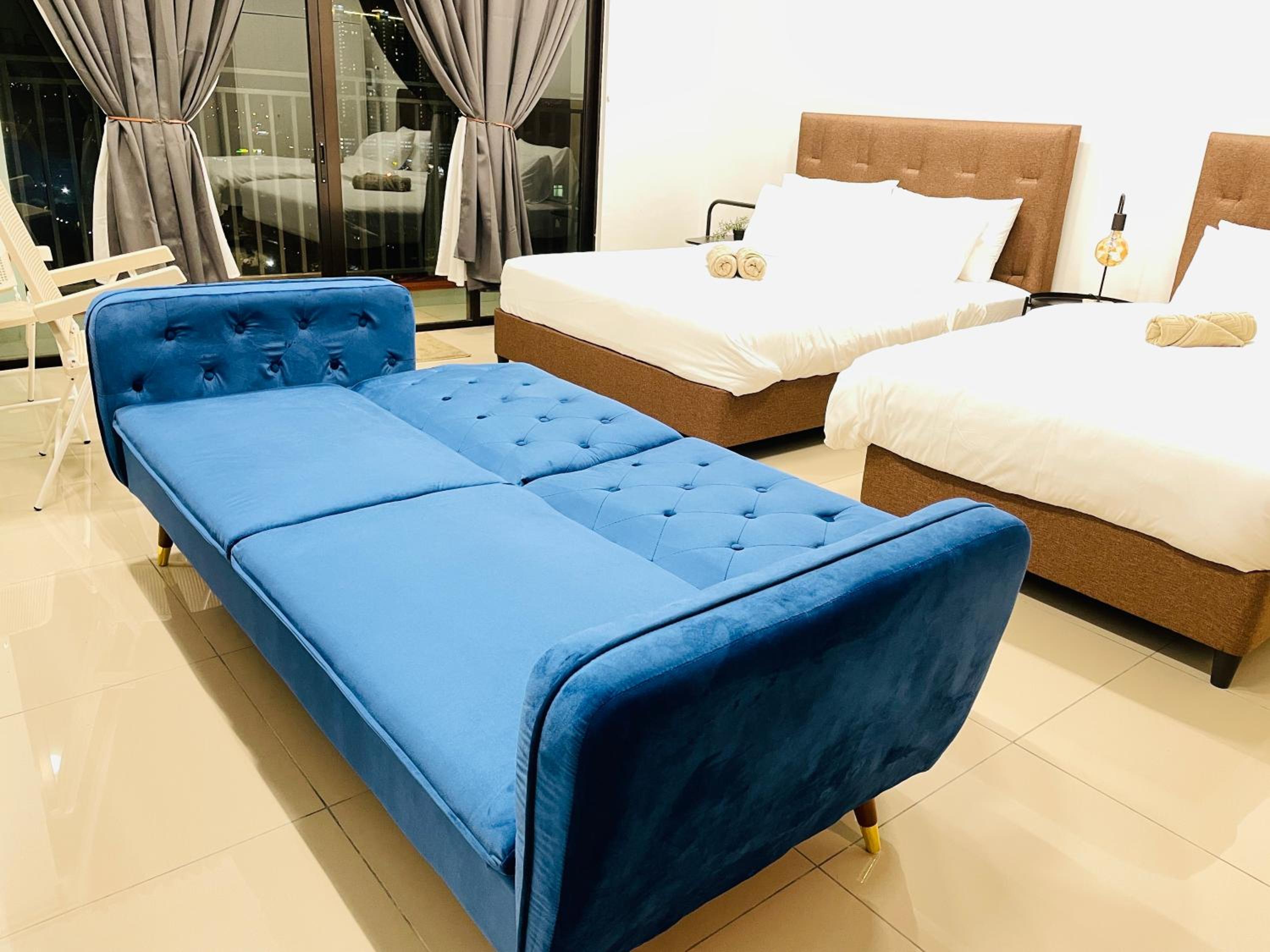 High Floor studio Austin Regency Mount Austin w Balcony 3 plus 1pax 5 mins AEON