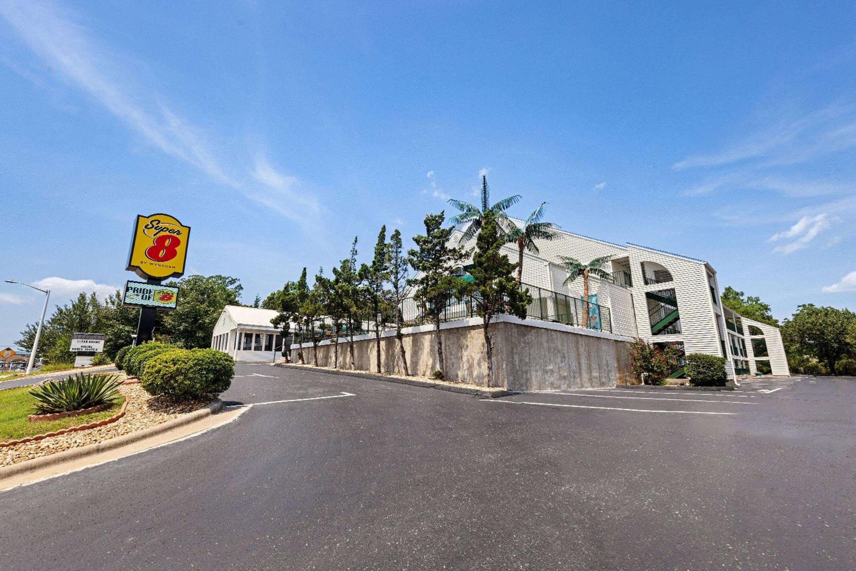 Hotel Super 8 by Wyndham Branson - Shepherd of the Hills Exwy - Image 1