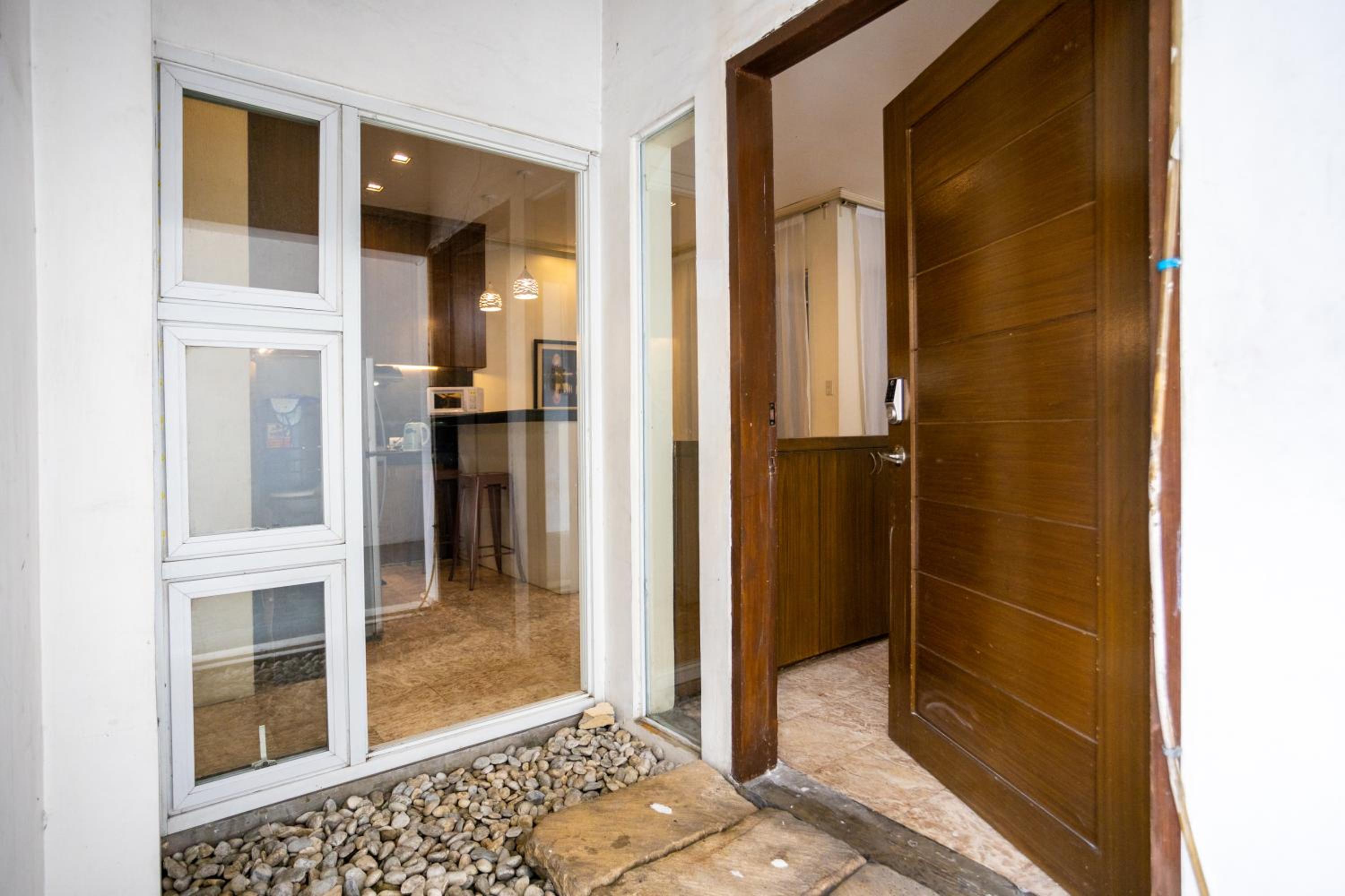 Home Near Airport & MOA for Big Family Groups view 3