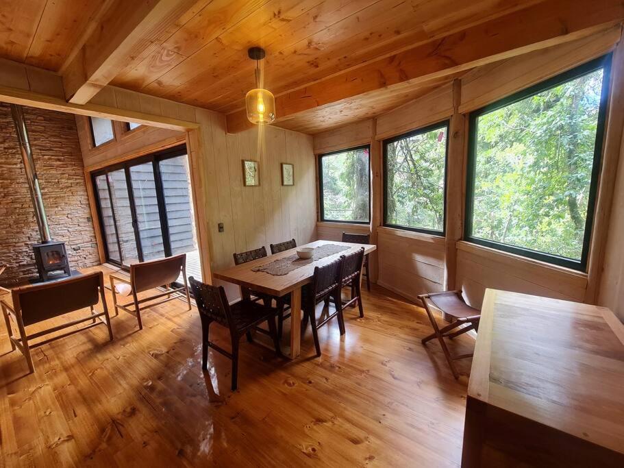 Mágica Casa Enclavada en el Corazón del Bosque