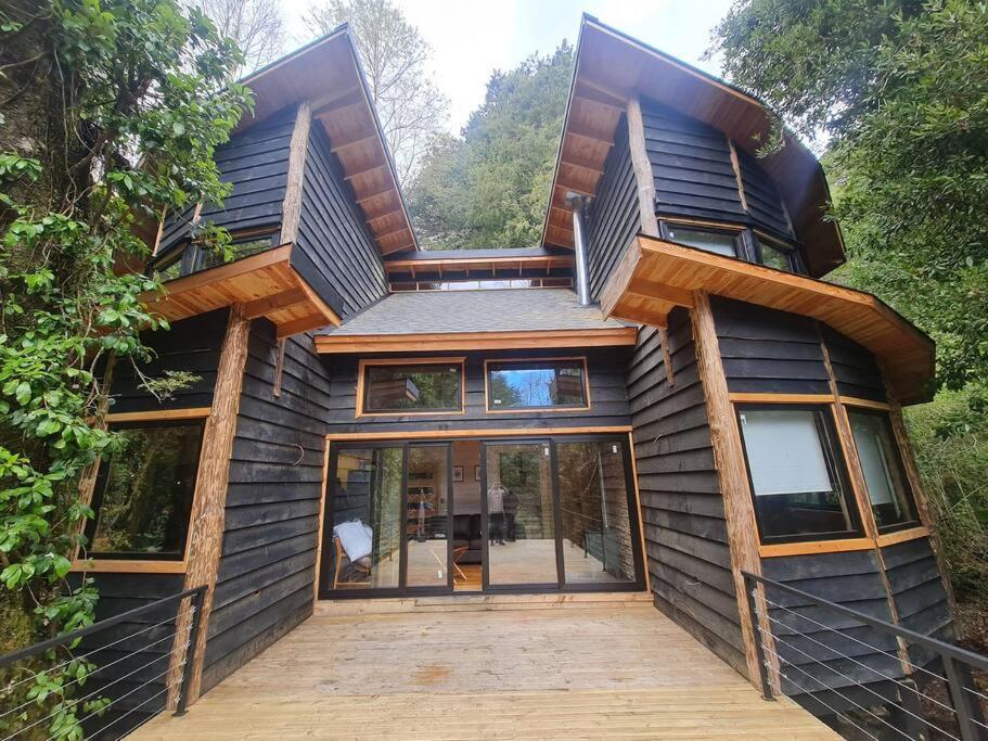 Mágica Casa Enclavada en el Corazón del Bosque