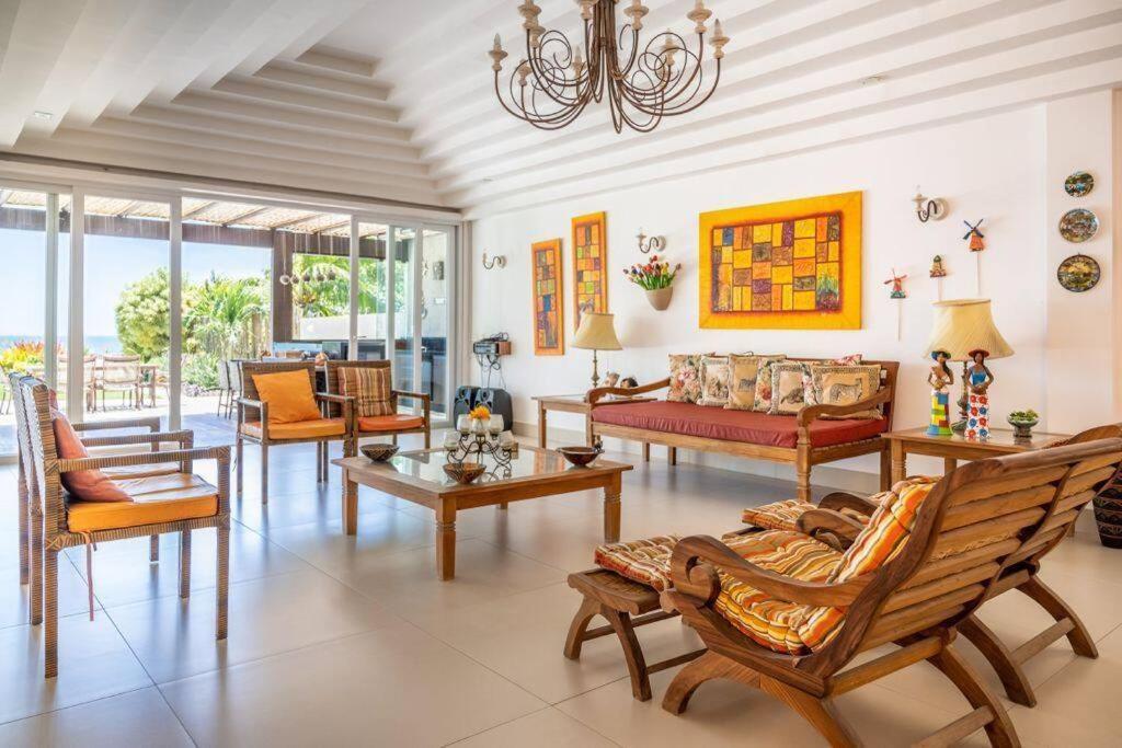Mansão Pé na Areia da Praia de Geribá com Seis Suítes Por Luxury Rentals