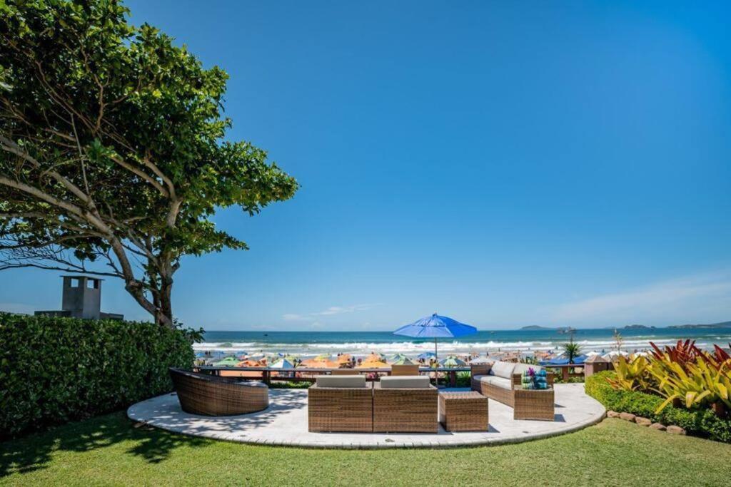 Mansão Pé na Areia da Praia de Geribá com Seis Suítes Por Luxury Rentals
