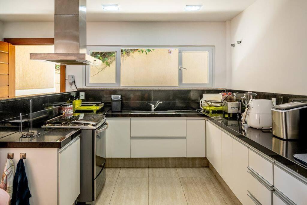Mansão Pé na Areia da Praia de Geribá com Seis Suítes Por Luxury Rentals