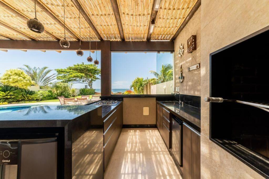 Mansão Pé na Areia da Praia de Geribá com Seis Suítes Por Luxury Rentals