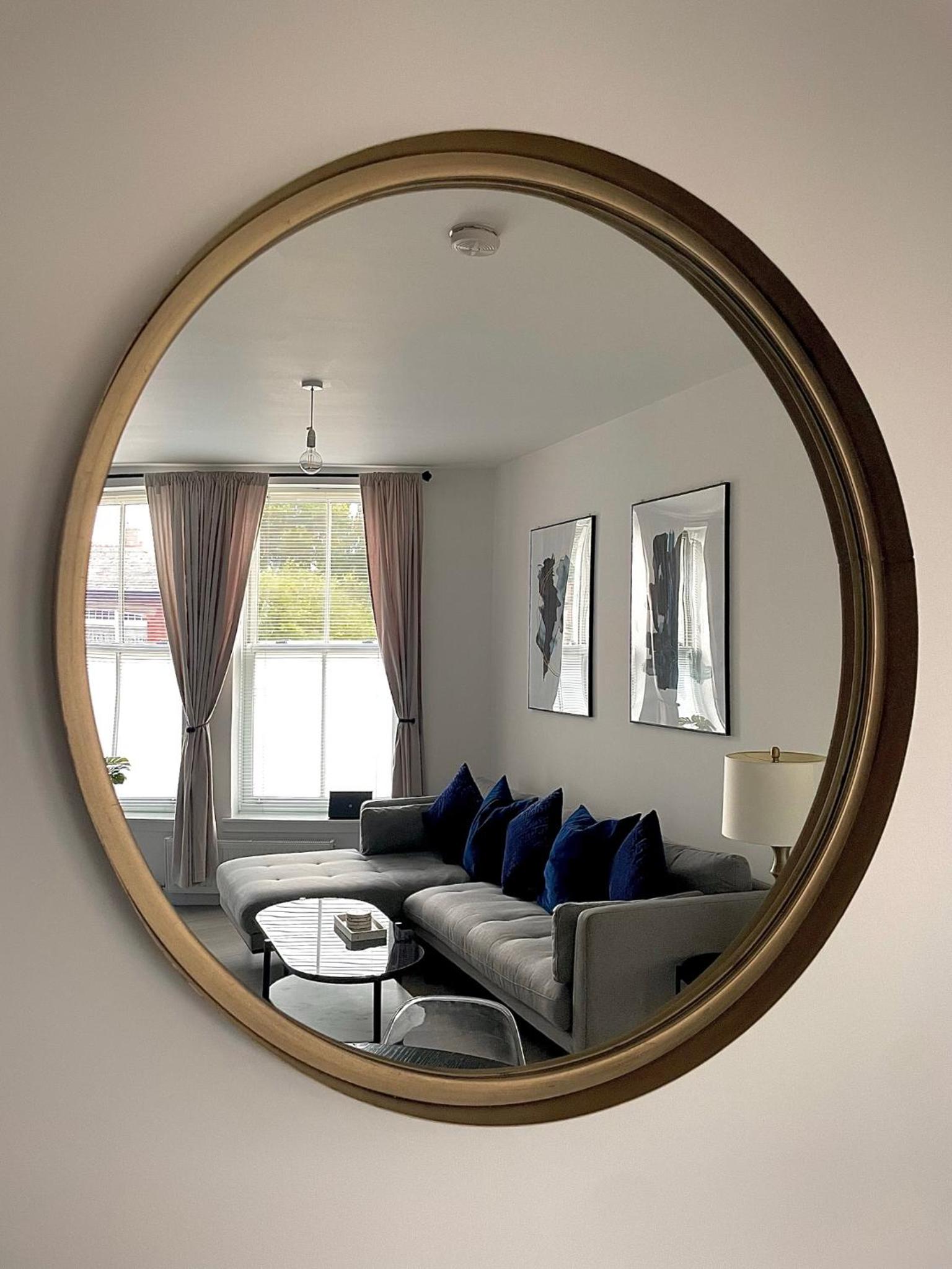 Central 2-bedroom apartment, Montrose view 2