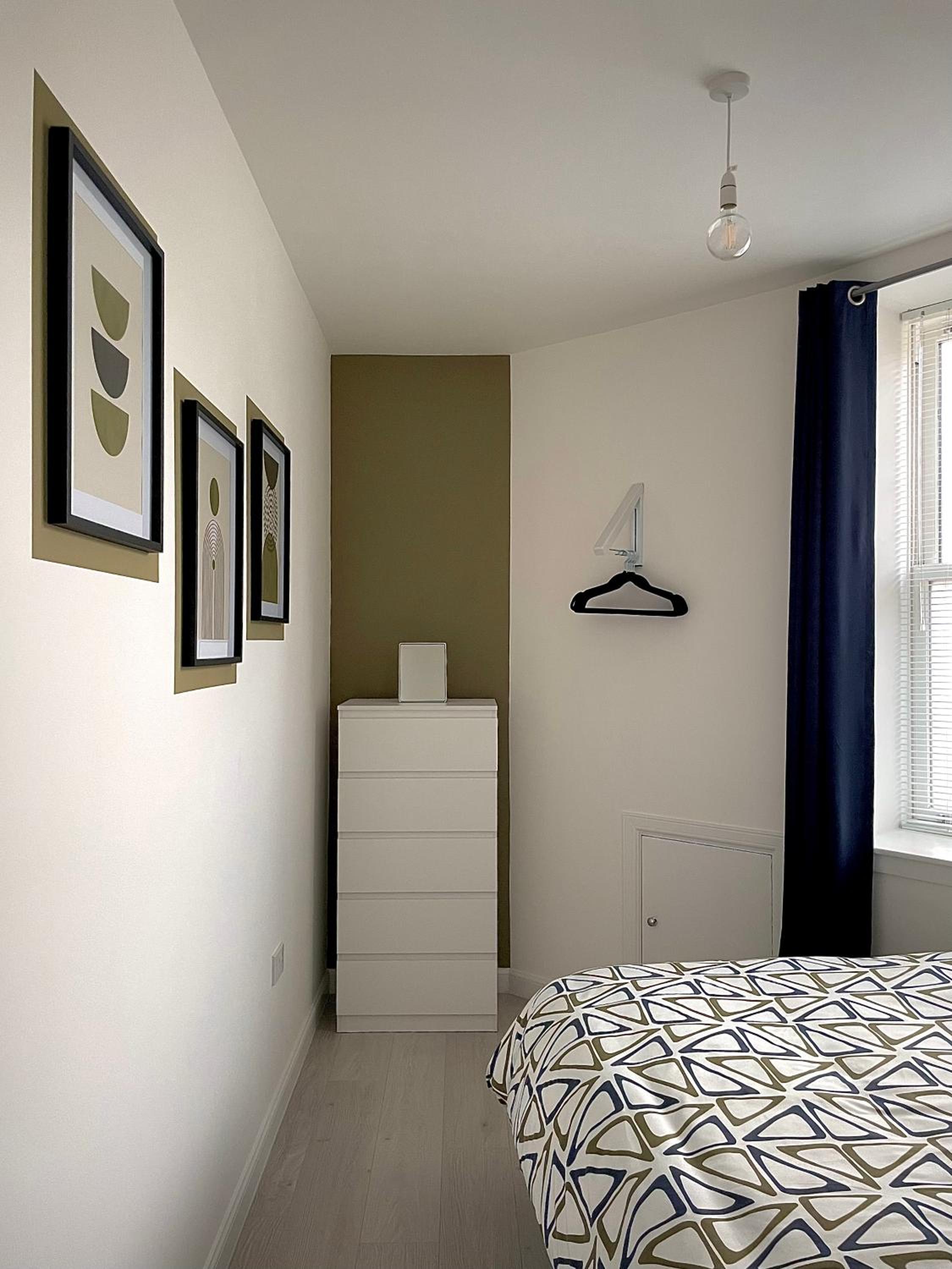 Central 2-bedroom apartment, Montrose view 4