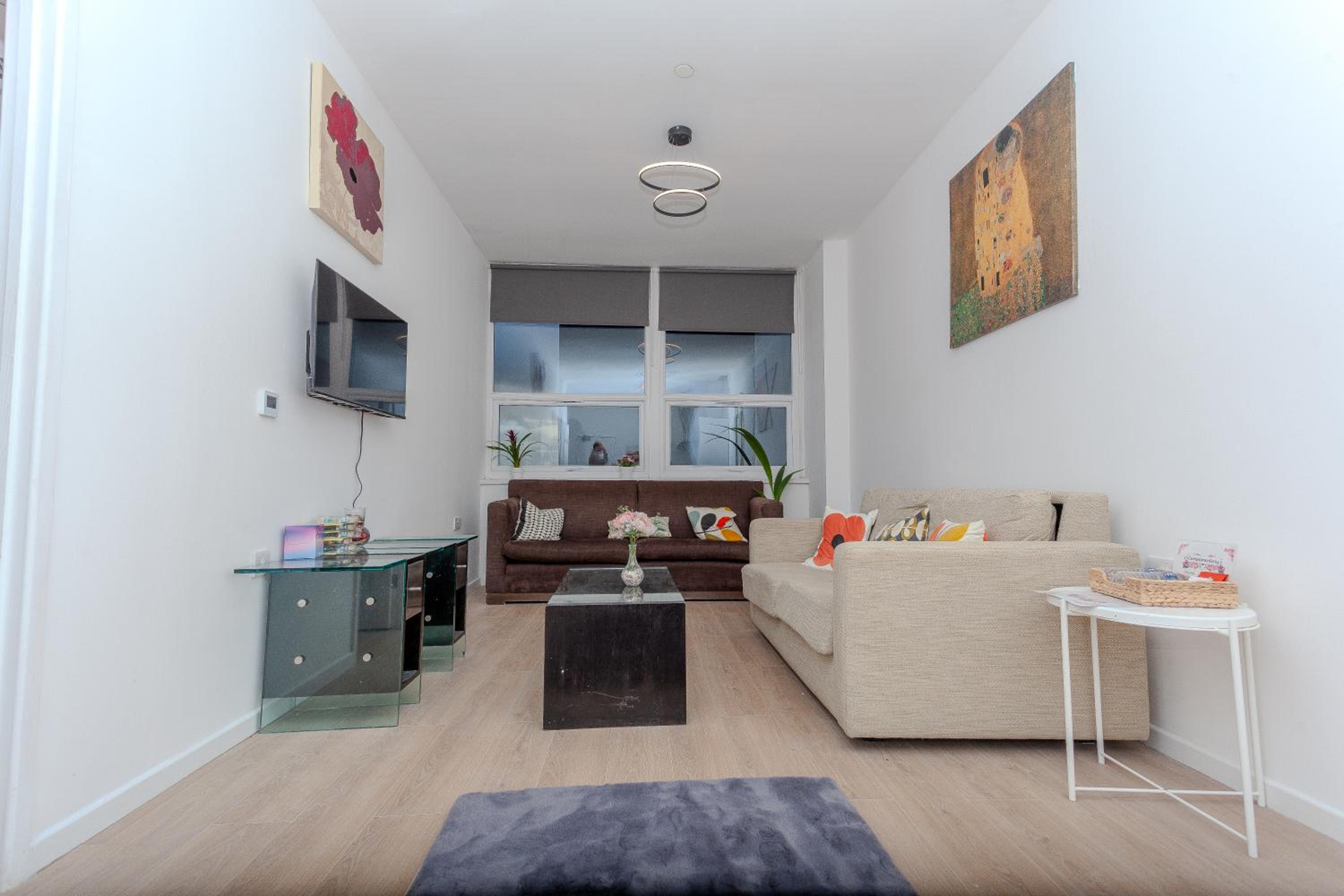 One Bedroom apartment Serviced apartment Smethwick flat 320 view 2