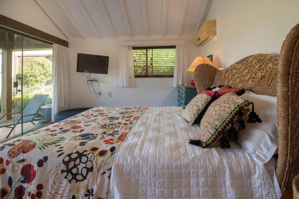 Mansão Imponente com Seis Suítes a 1min das Areias Praia da Ferradura Por Luxury Rentals