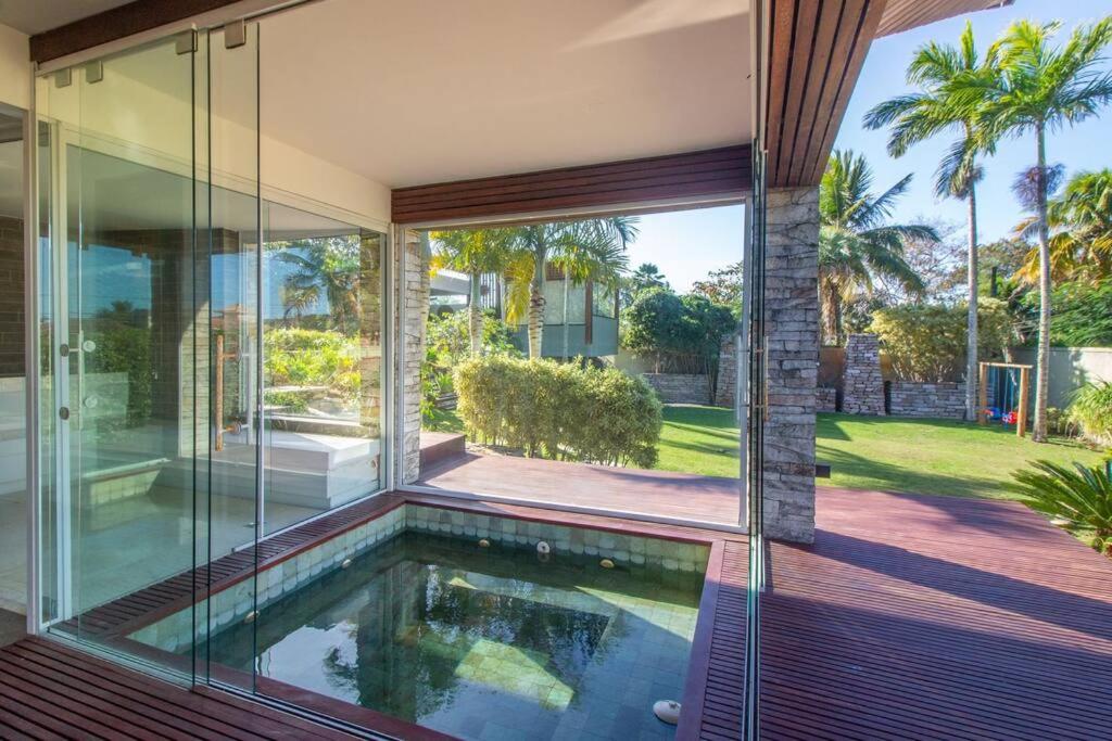 Mansão Imponente com Seis Suítes a 1min das Areias Praia da Ferradura Por Luxury Rentals