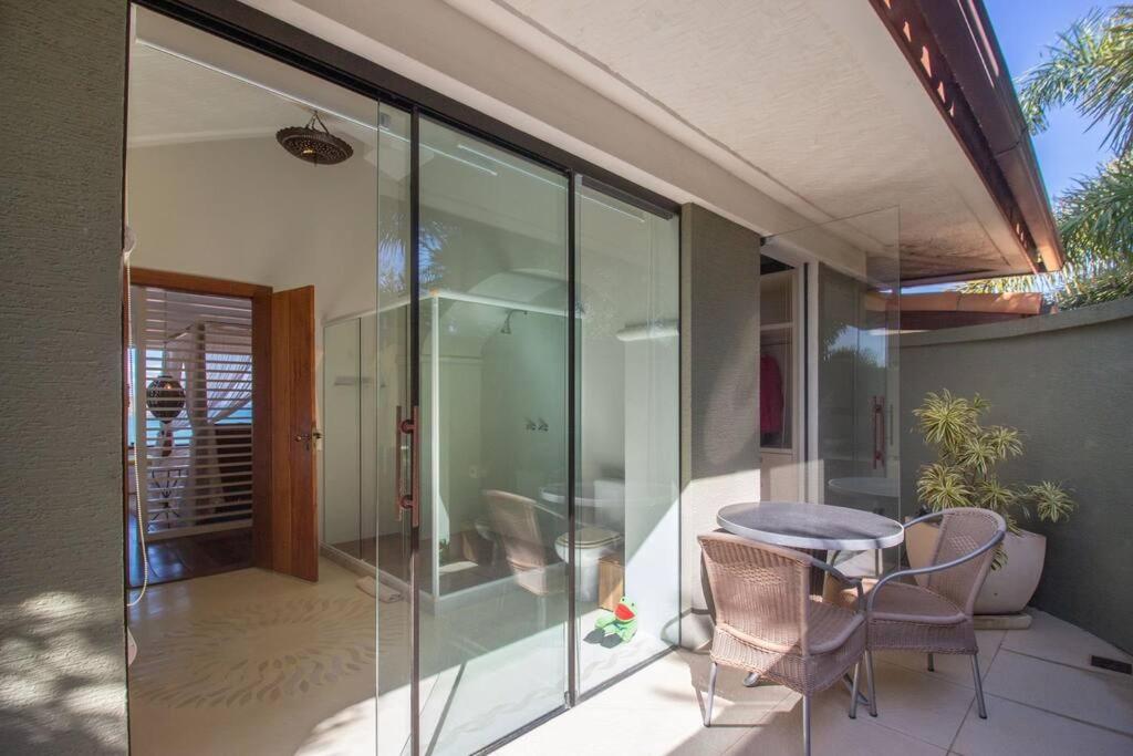 Mansão Imponente com Seis Suítes a 1min das Areias Praia da Ferradura Por Luxury Rentals