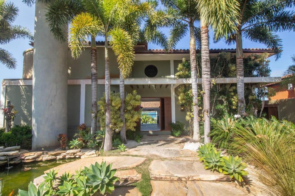 Mansão Imponente com Seis Suítes a 1min das Areias Praia da Ferradura Por Luxury Rentals