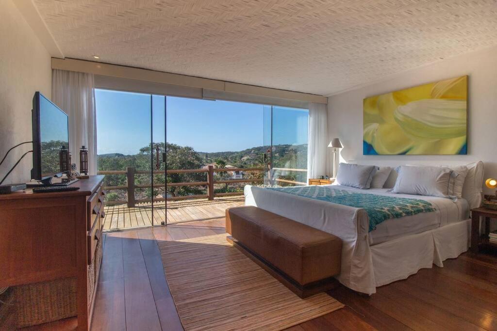 Mansão Imponente com Seis Suítes a 1min das Areias Praia da Ferradura Por Luxury Rentals