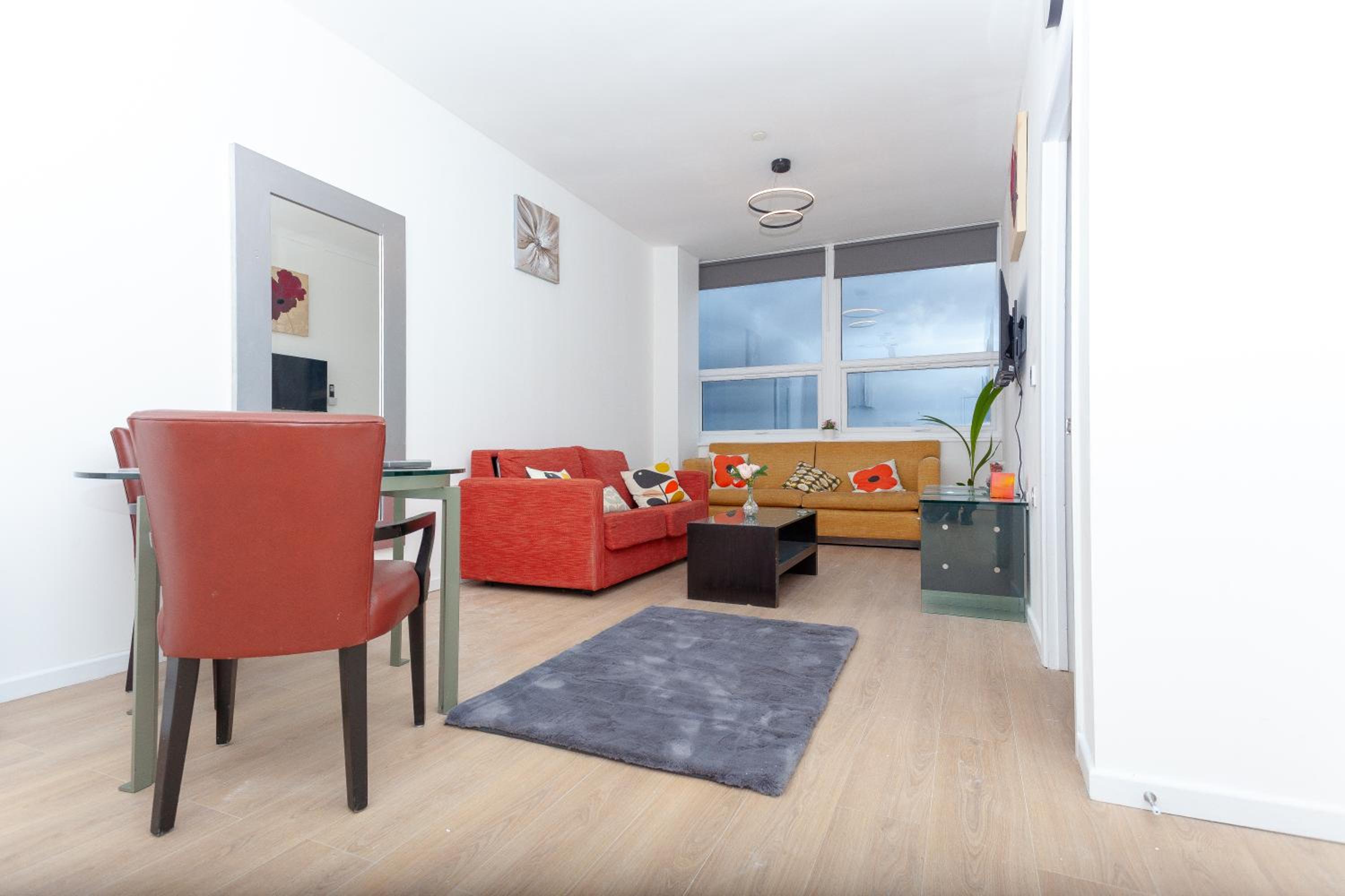One Bedroom apartment Serviced apartment Smethwick flat 313 view 2
