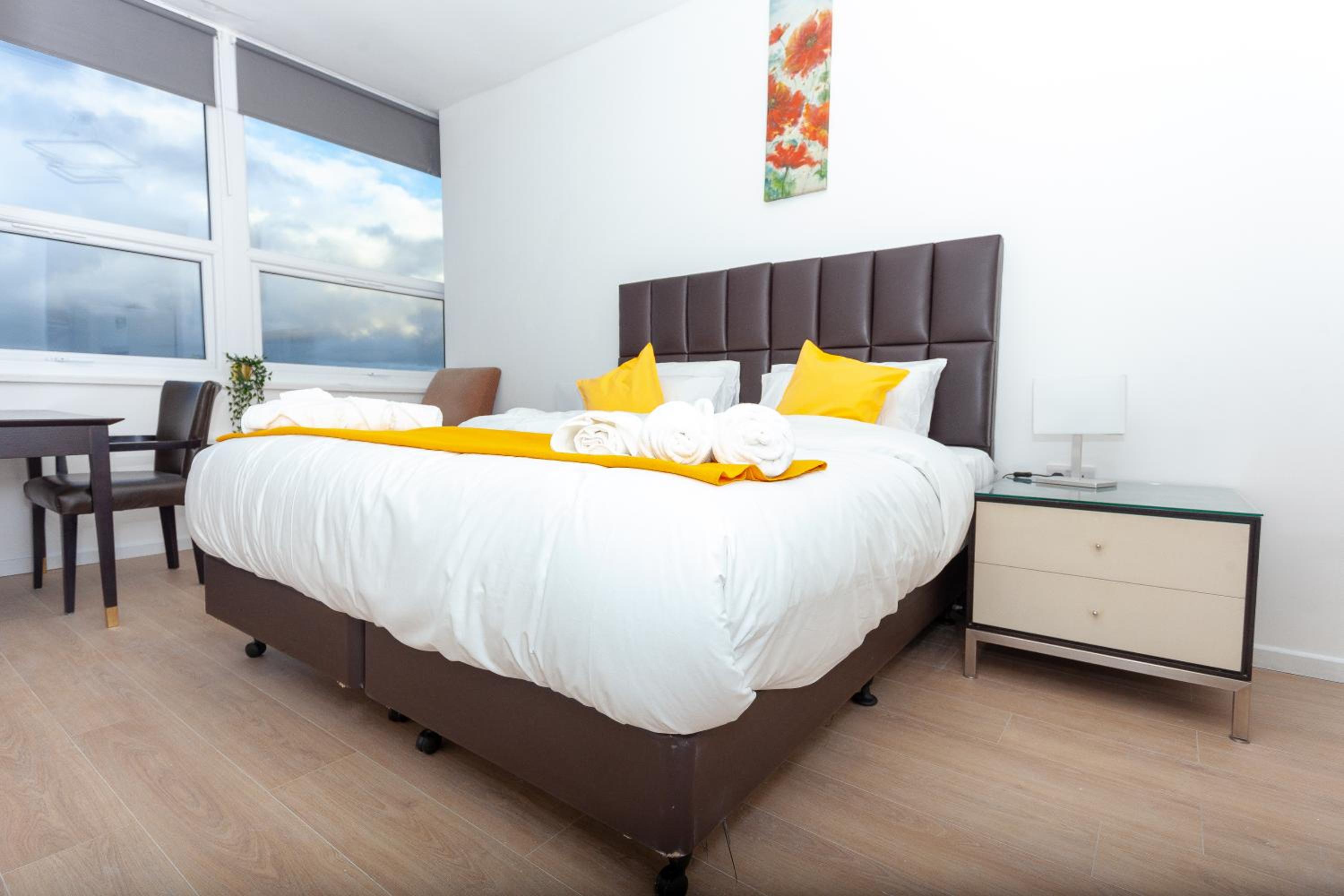 One Bedroom apartment Serviced apartment Smethwick flat 313 view 5
