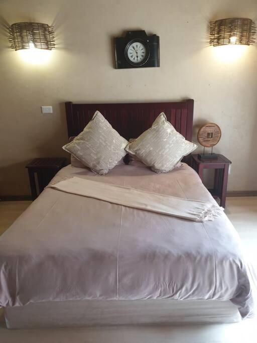 Zebula Golf and Wildlife Estate - Toktokkie Knocking Pax 20 - Moi Signature Luxury villa view 3