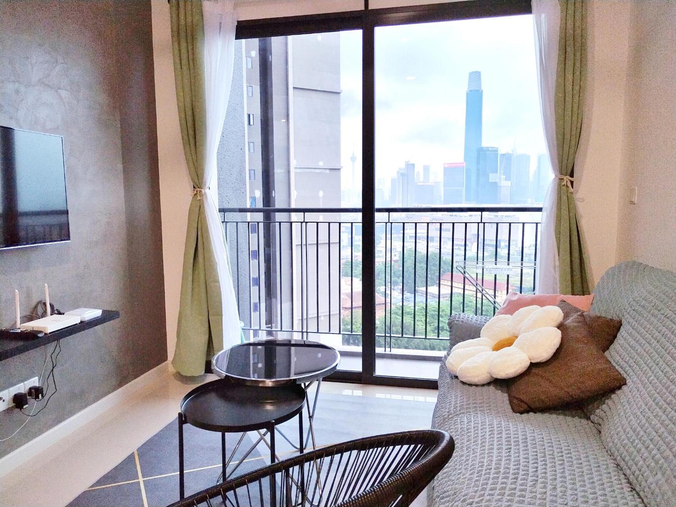 KL Sunway Velocity Two - Link Bridge to Velocity Mall & MRT - Spacious 3B-2R Apart for 6-8pax