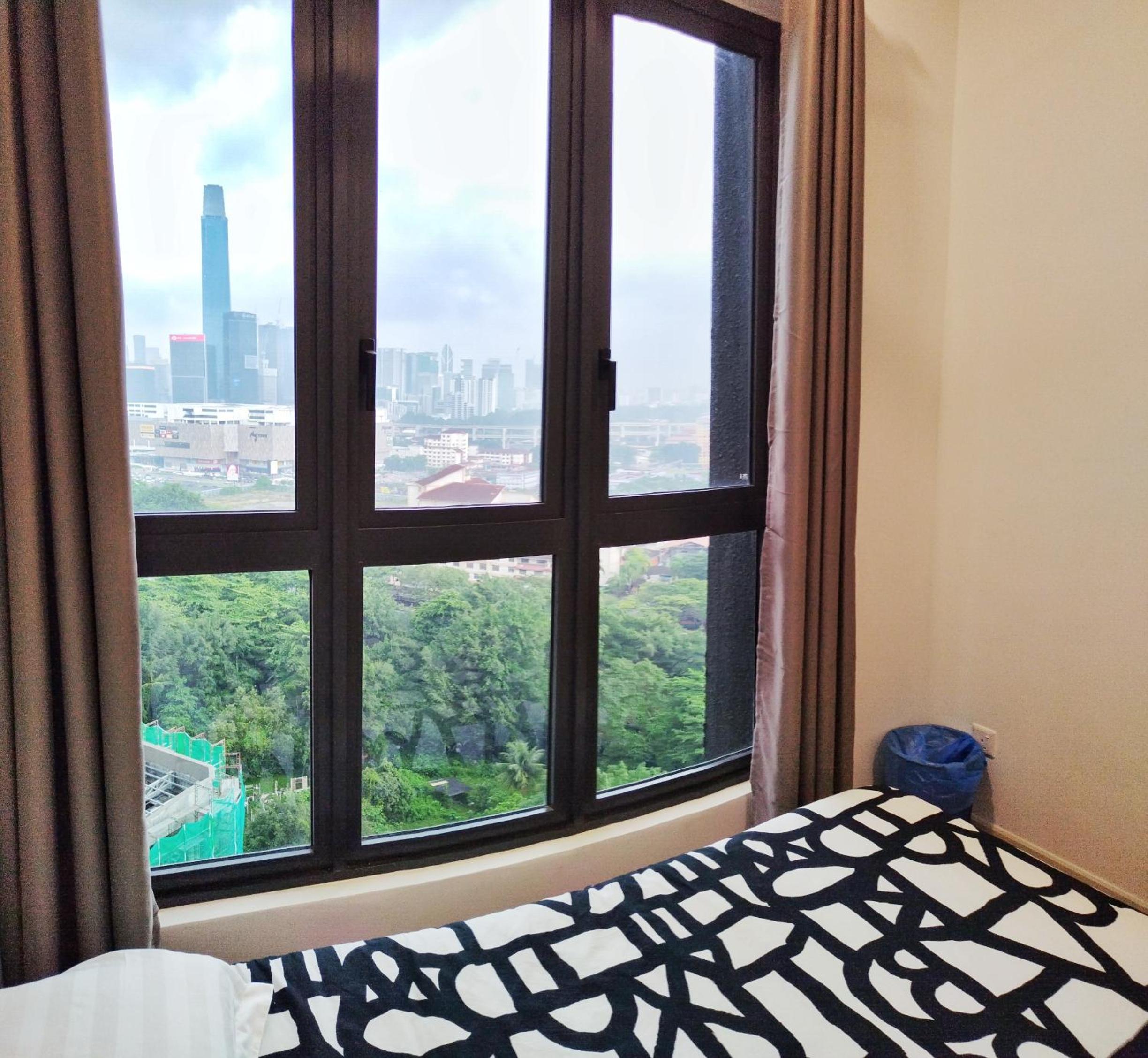 KL Sunway Velocity Two - Link Bridge to Velocity Mall & MRT - Spacious 3B-2R Apart for 6-8pax
