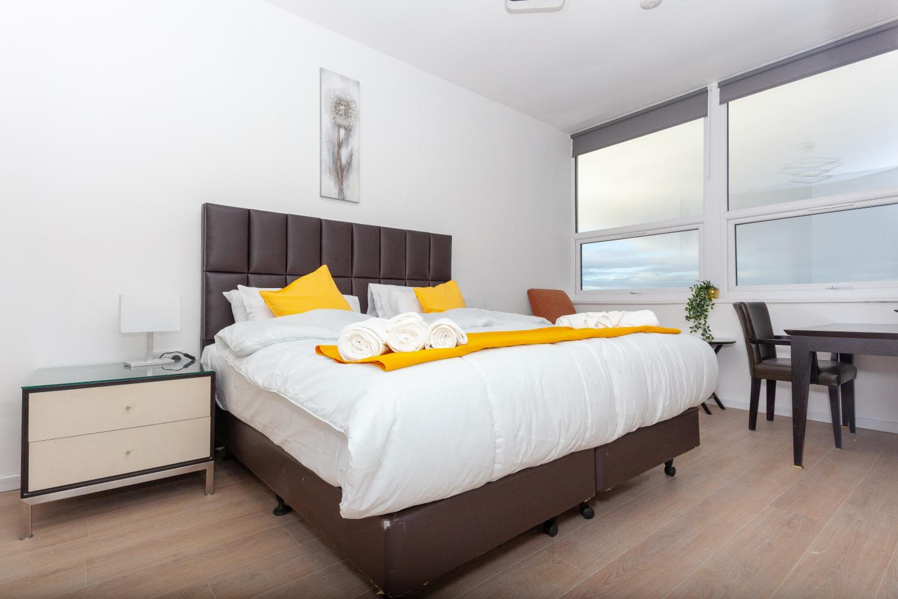 One Bedroom apartment Serviced apartment Smethwick flat 315 view 3
