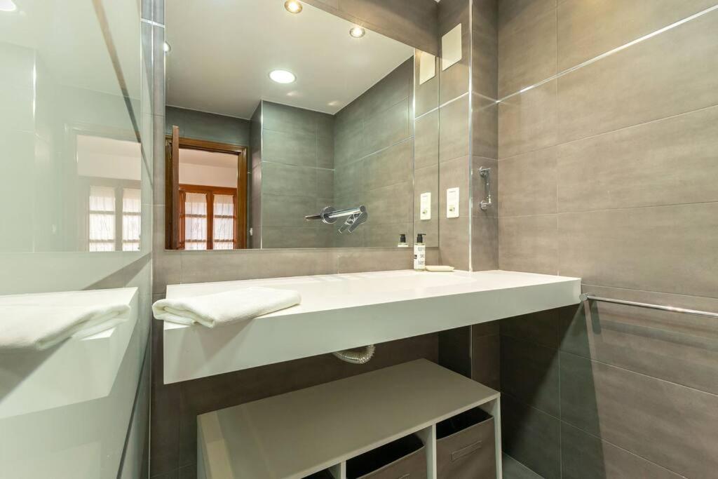Santa Cruz Refinadores Suite by Valcambre