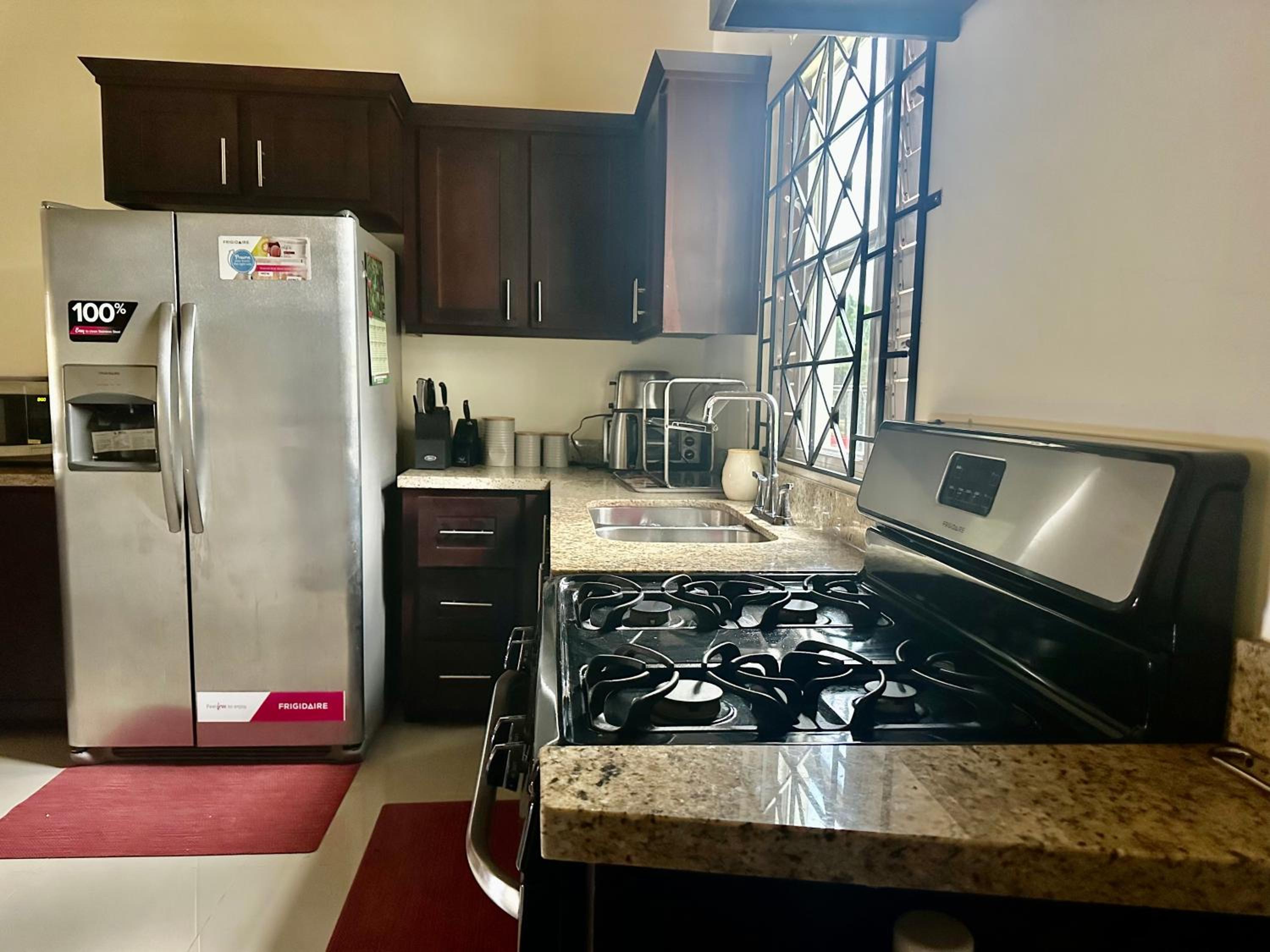 Dell's Exotic Haven, 2 bedrooms, 2 baths, pool, gym