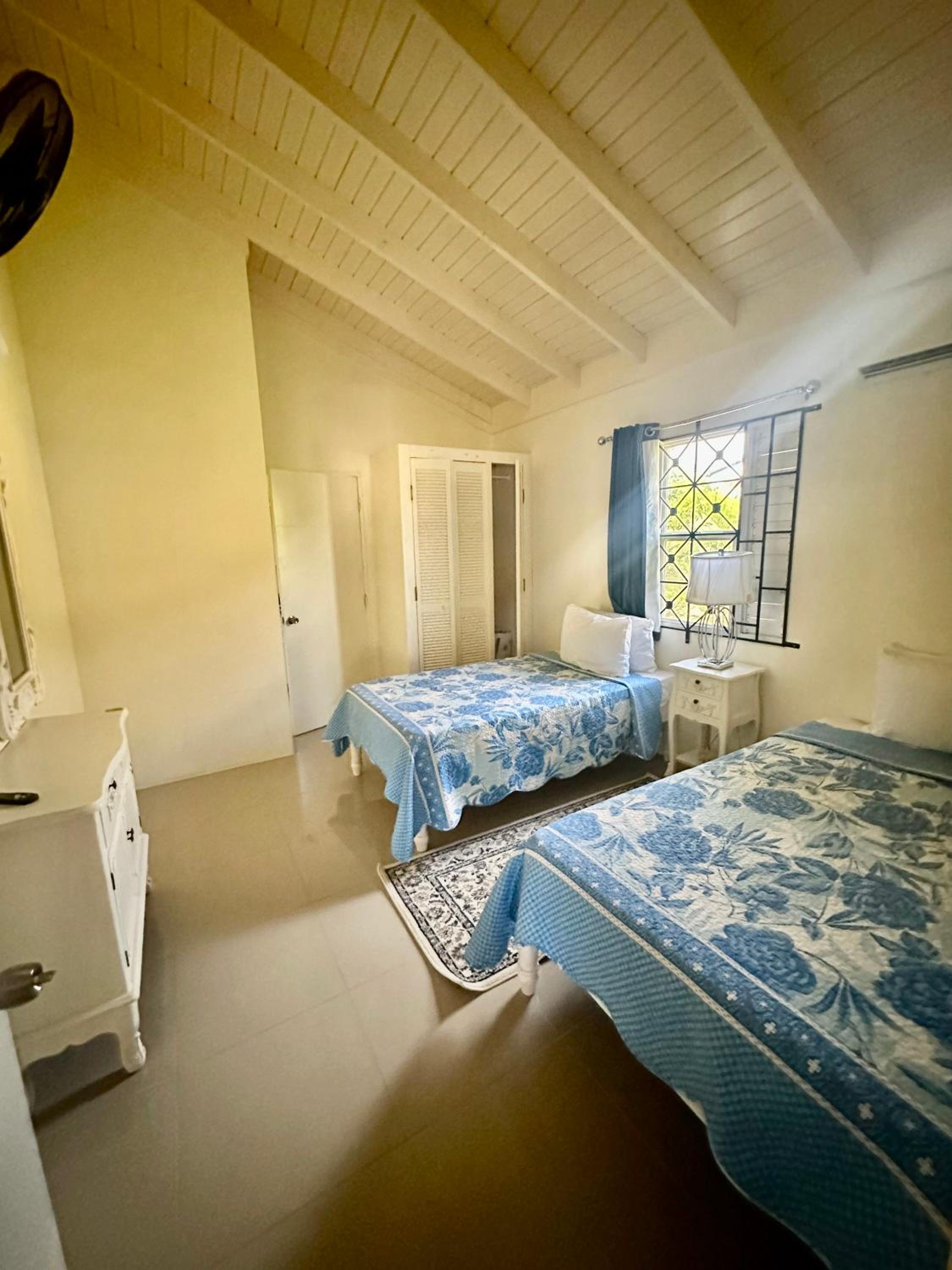 Dell's Exotic Haven, 2 bedrooms, 2 baths, pool, gym