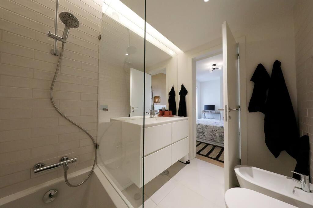 Stylish 2BR Apt w- Pool & Gym, Steps To Ria Formosa view 2