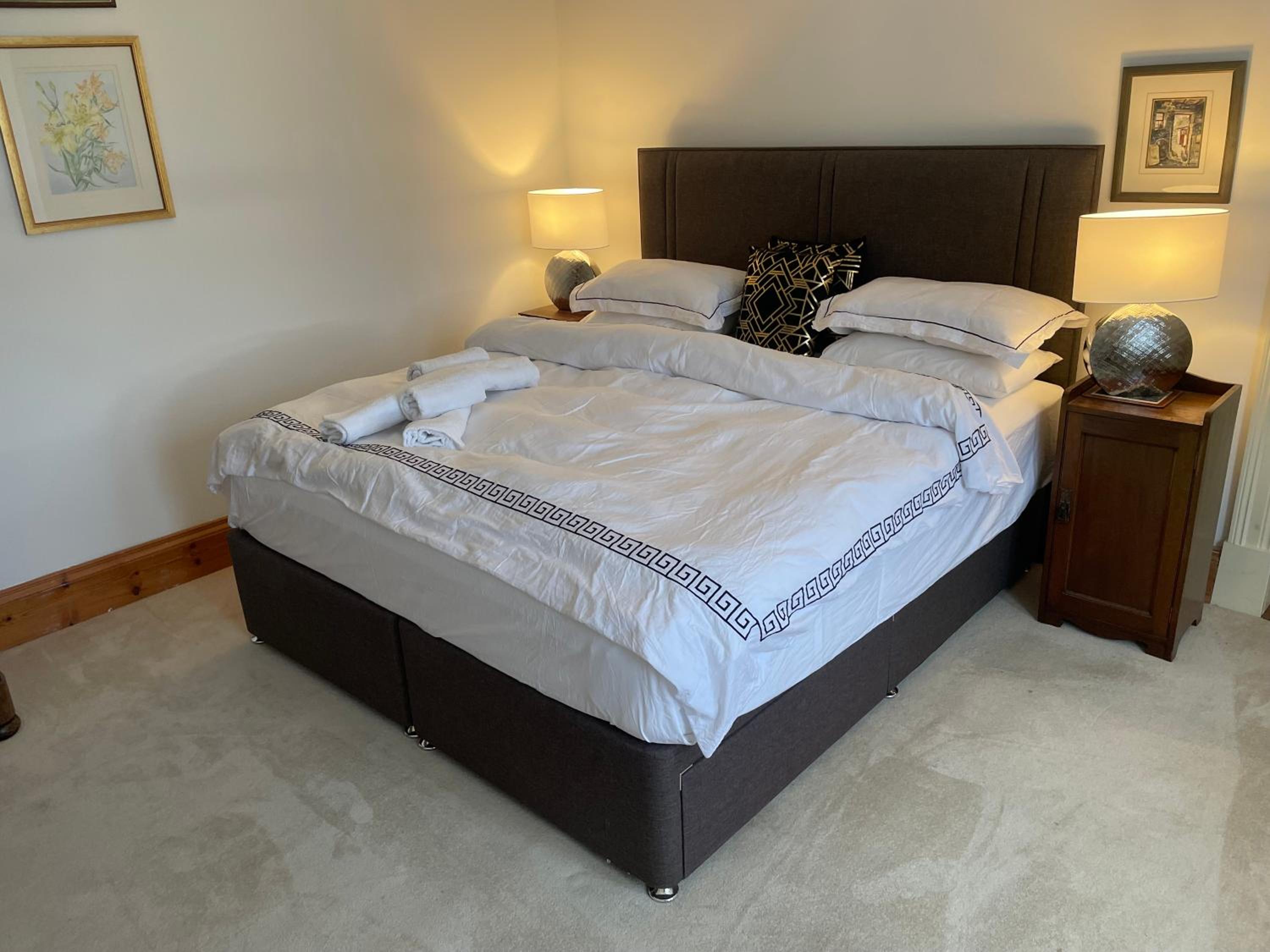 Brackfield House Super king bed ,Single Free parking wifi view 4
