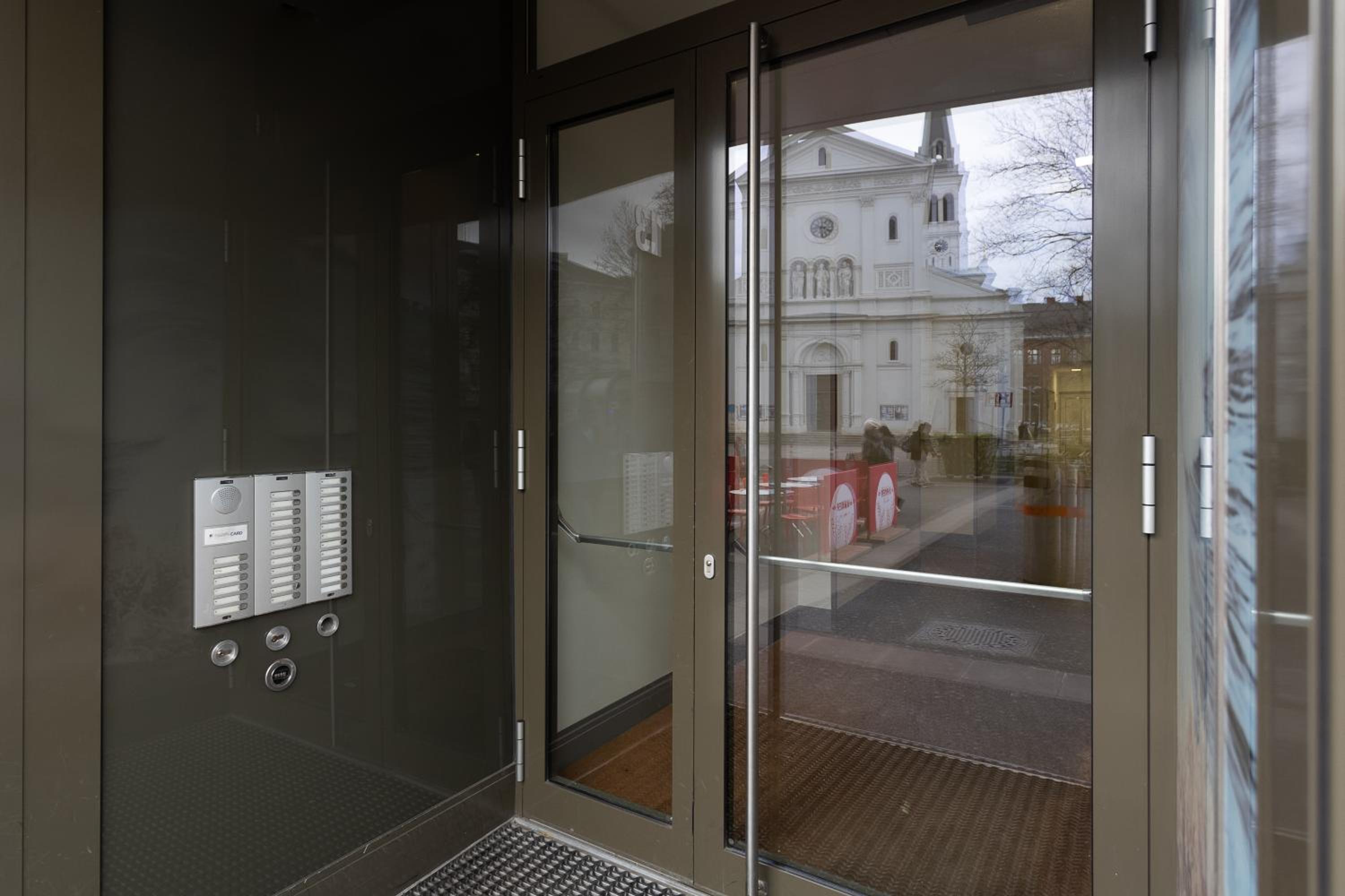 Private room with AC- microwave, personal fridge & metro access - 7 min to center