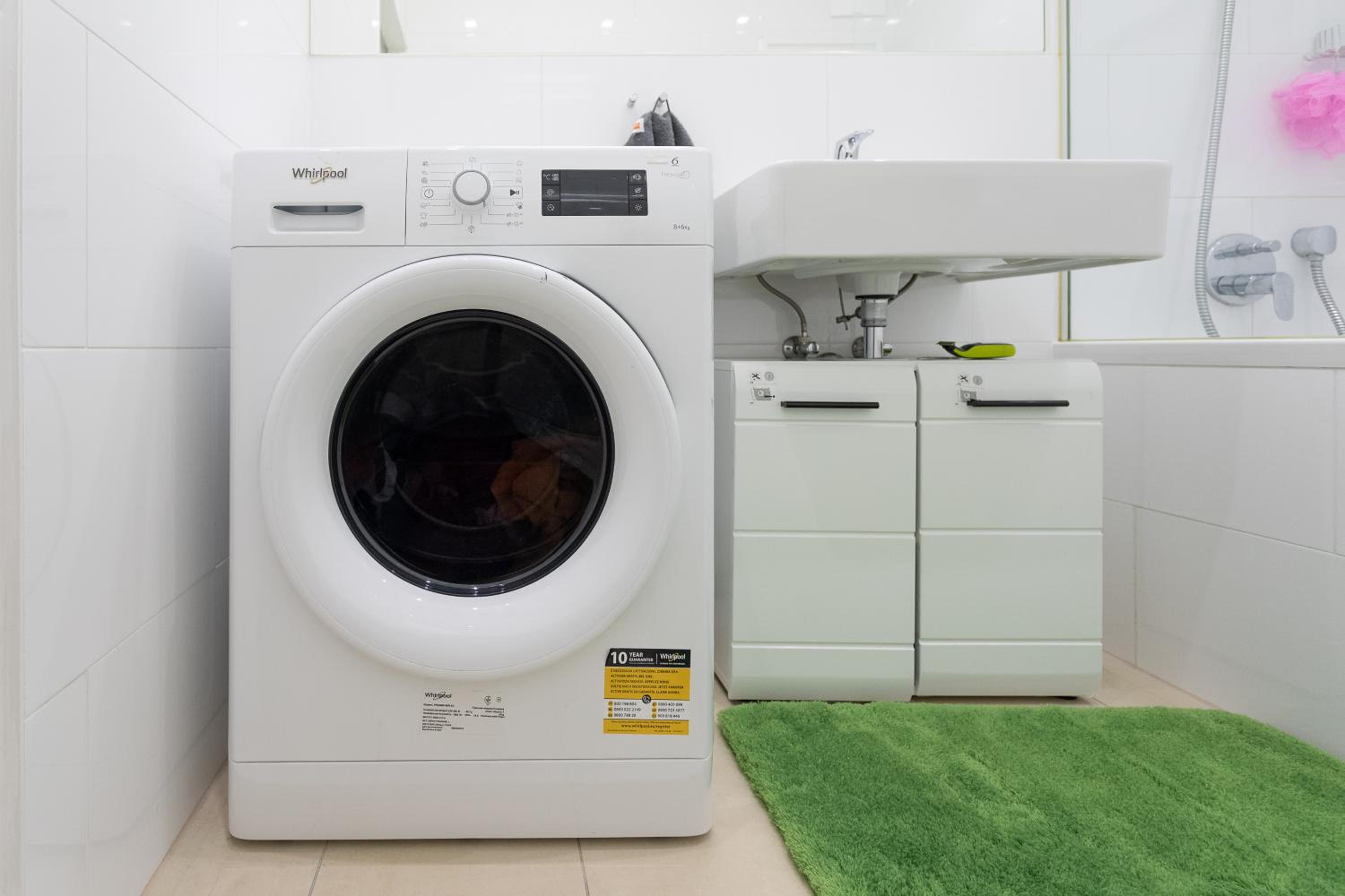 Private room with AC- microwave, personal fridge & metro access - 7 min to center